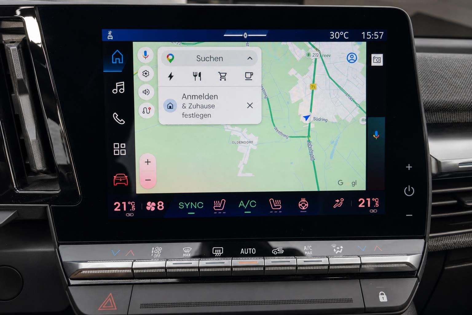Infotainment-Display mit Navigationskarte im Fahrzeug