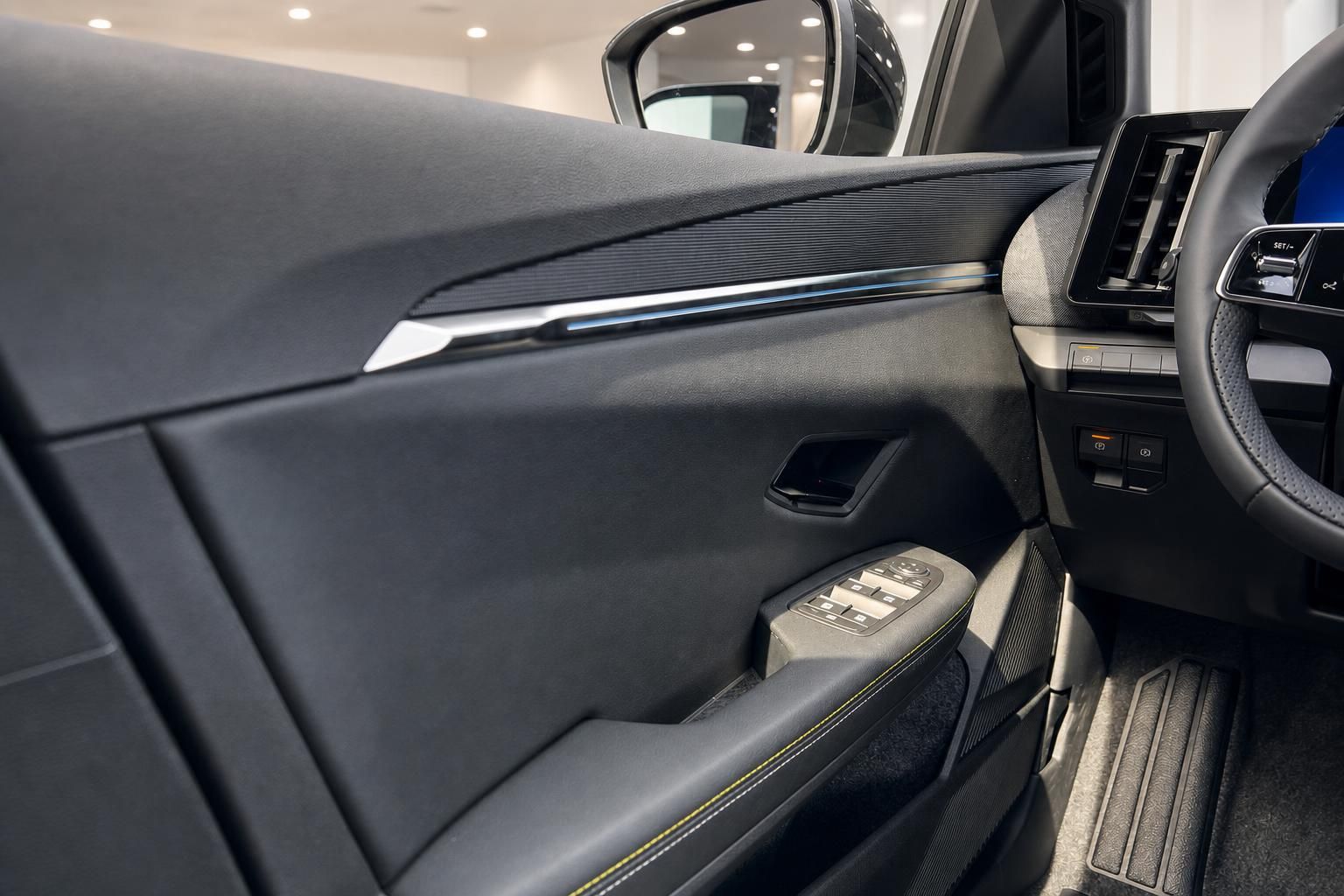 Detailansicht der Tür und Armaturenbrett im Fahrzeuginnenraum