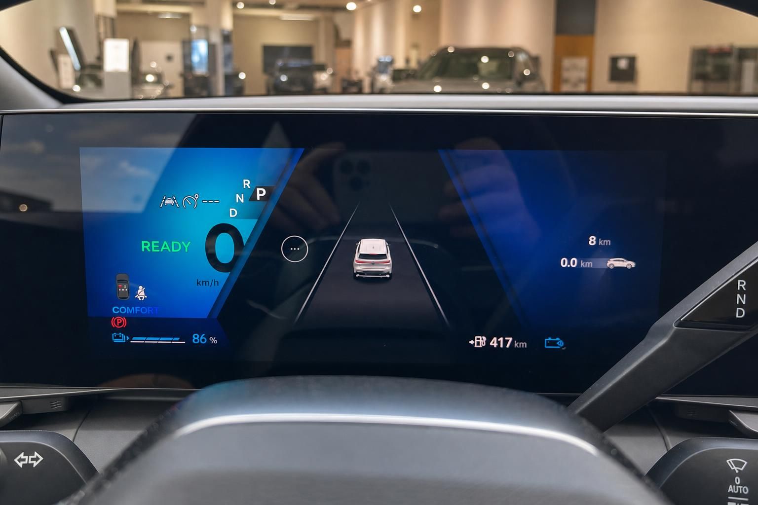 Digitales Kombiinstrument mit Fahrassistent-Anzeige im Fahrzeug-Cockpit