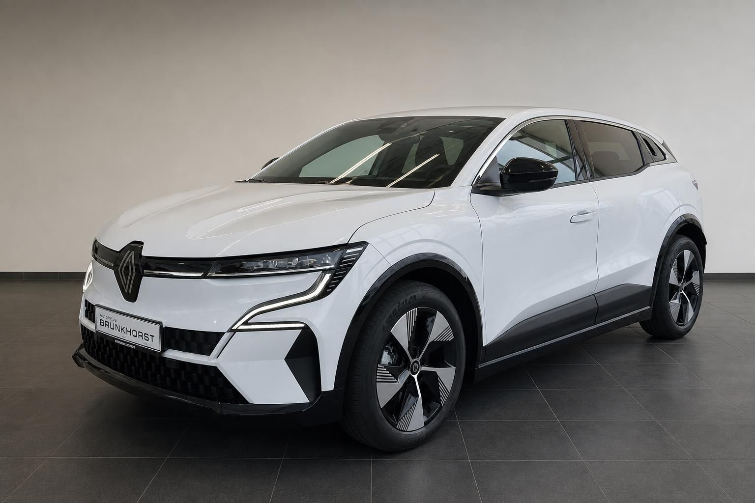 Renault Megane E-Tech in Weiß, Frontansicht schräg im Autohaus