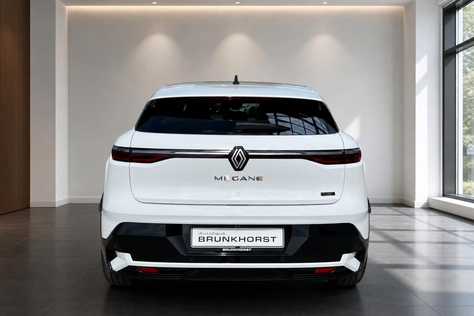 Renault Megane E-Tech weiß, Heckansicht im Showroom