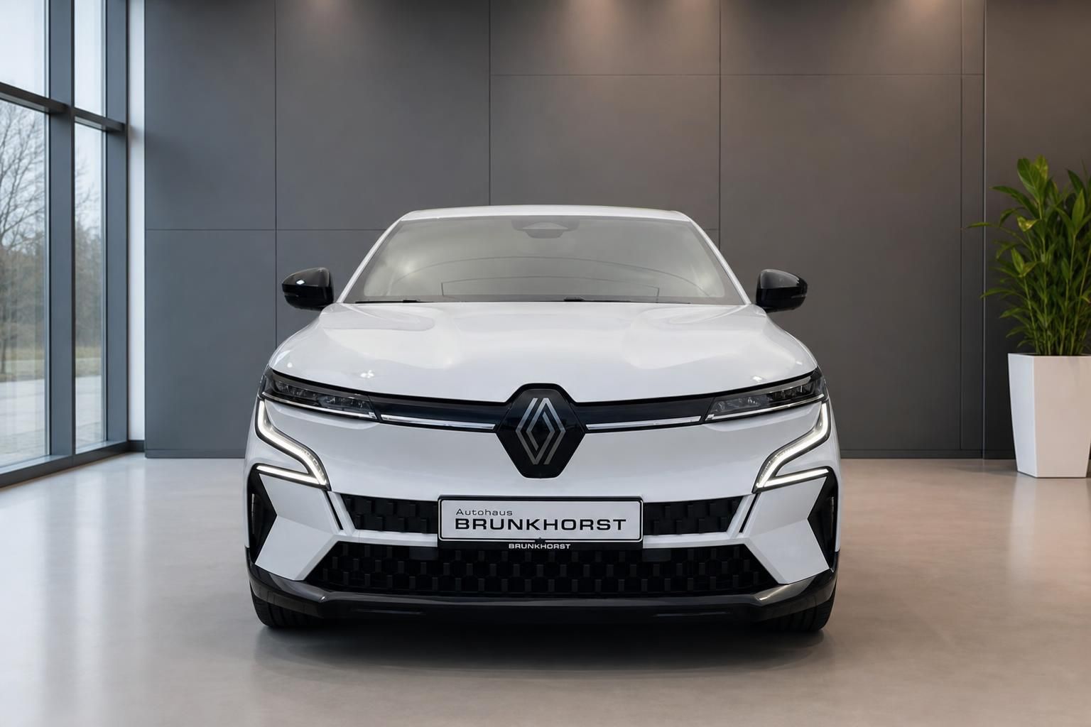 Renault Megane E-Tech weiß, Frontansicht im Autohaus Brunkhorst