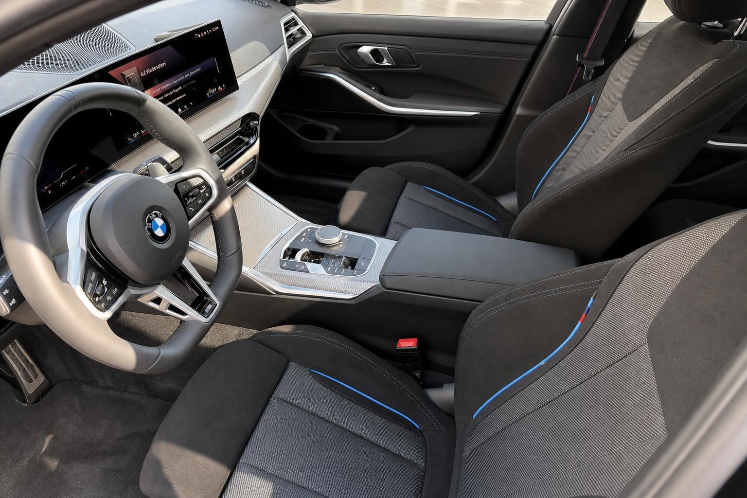 BMW Innenraum Vordersitze mit Lenkrad und M Sport Ausstattung