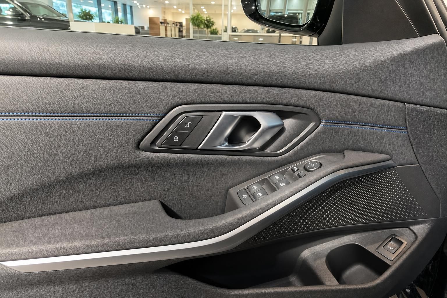 BMW Tuerverkleidung mit Fensterheber und Zentralverriegelung im Detail