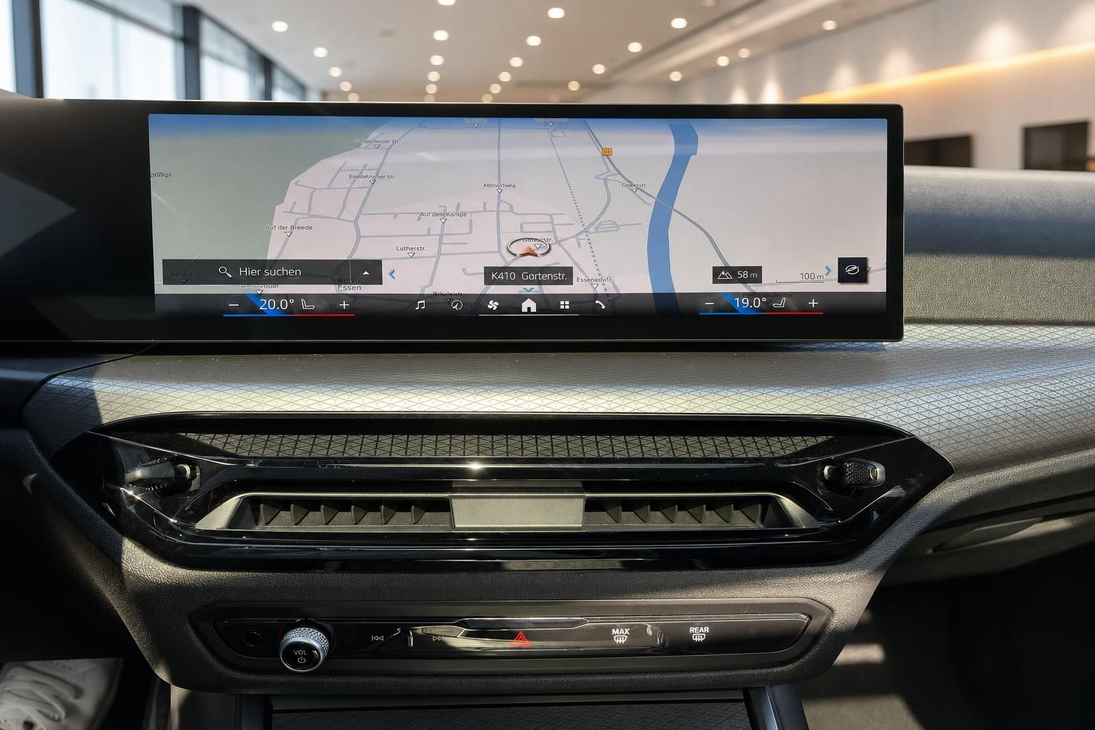 BMW Navigationssystem Bildschirm mit Kartenansicht und Klimabedienung