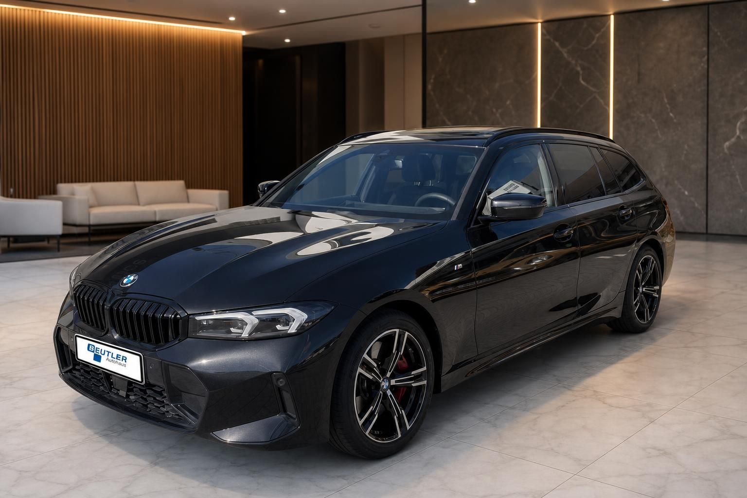 BMW 3er Touring schwarz, Frontansicht mit M-Paket im Showroom