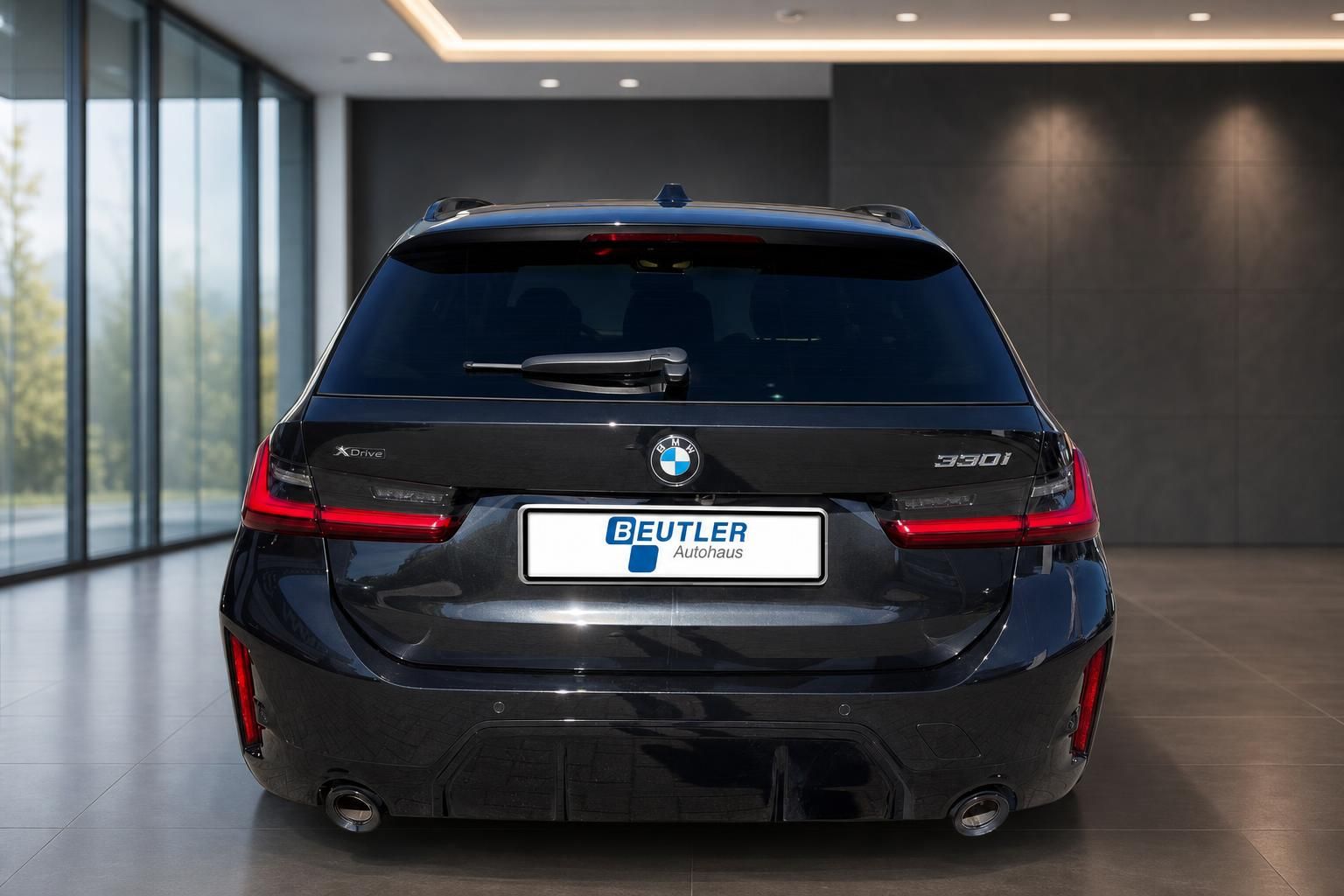 BMW 330i xDrive Touring schwarz, Heckansicht mit LED-Rückleuchten