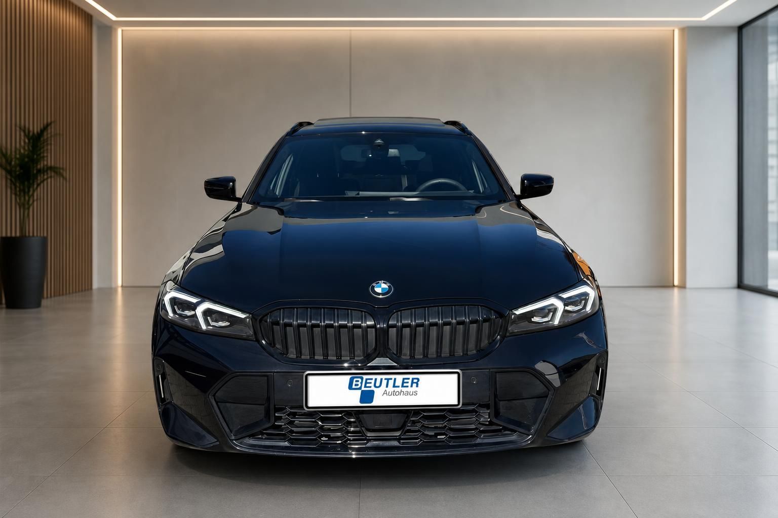 BMW 3er Touring schwarz Frontansicht mit Kennzeichenhalter Beutler Autohaus