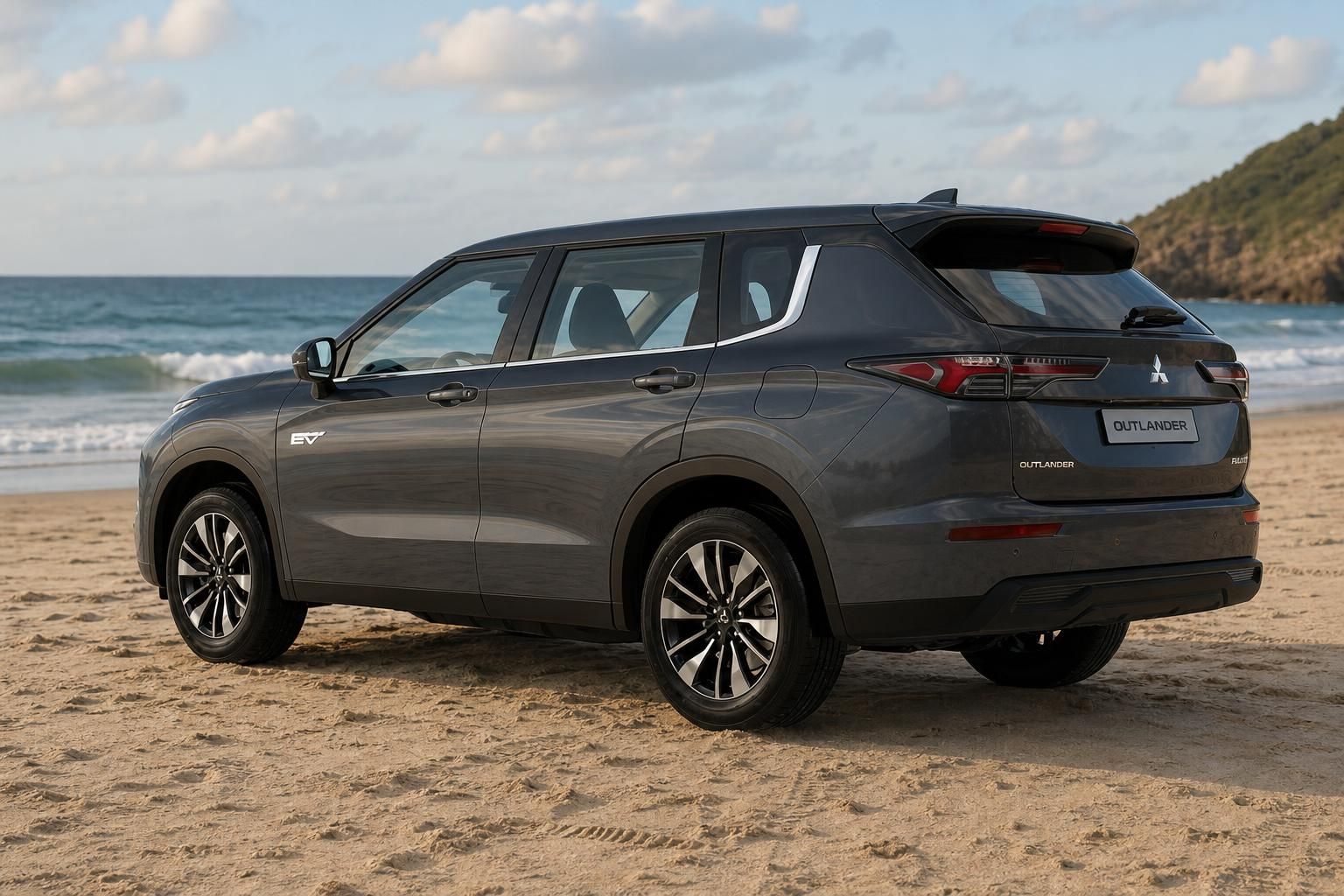 Mitsubishi Outlander EV grau, Heck-Seitenansicht am Sandstrand