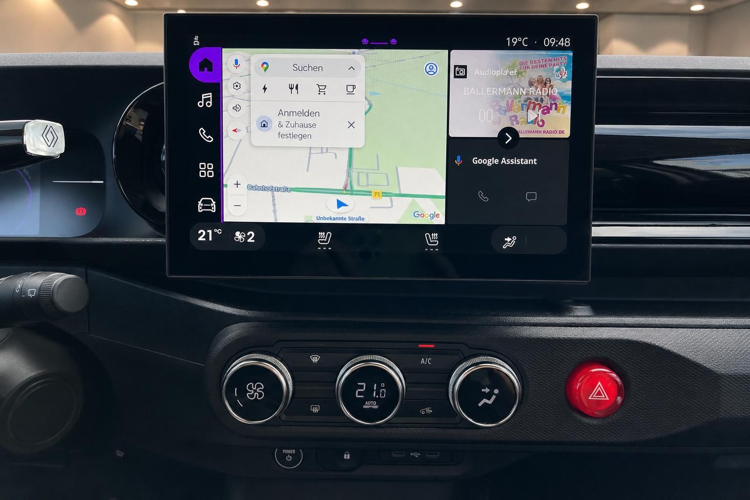Fahrzeug Infotainment-System mit Navigationskarte und Medienwiedergabe