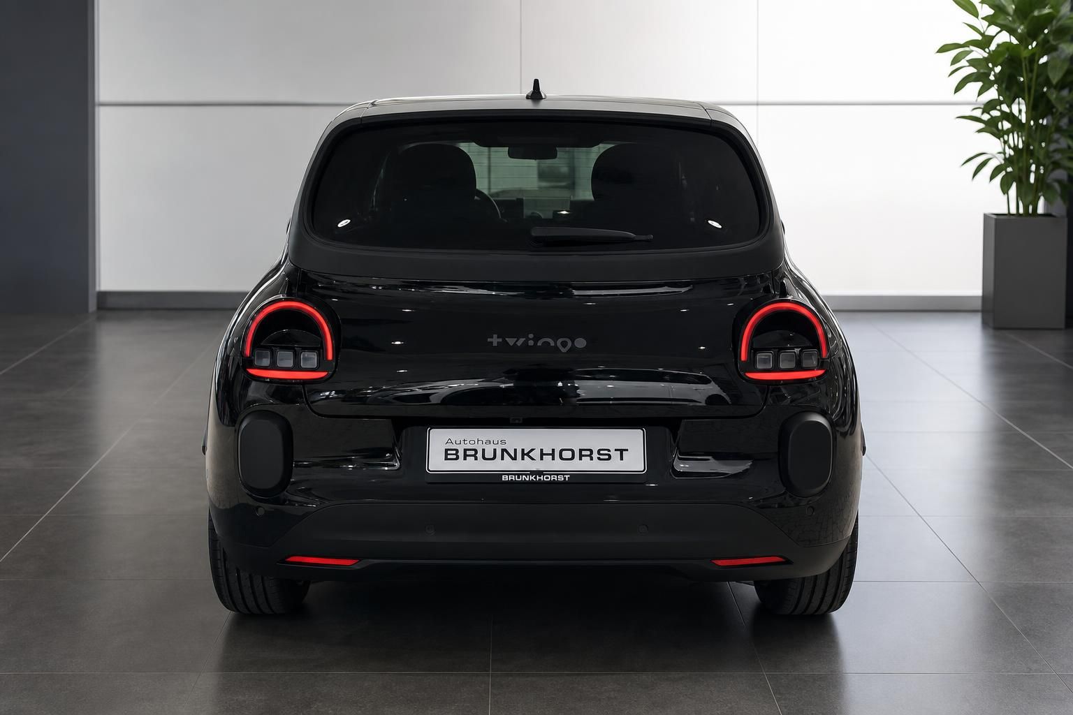 Renault Twingo schwarz Heckansicht mit roten LED-Rücklichtern und Brunkhorst Kennzeichen