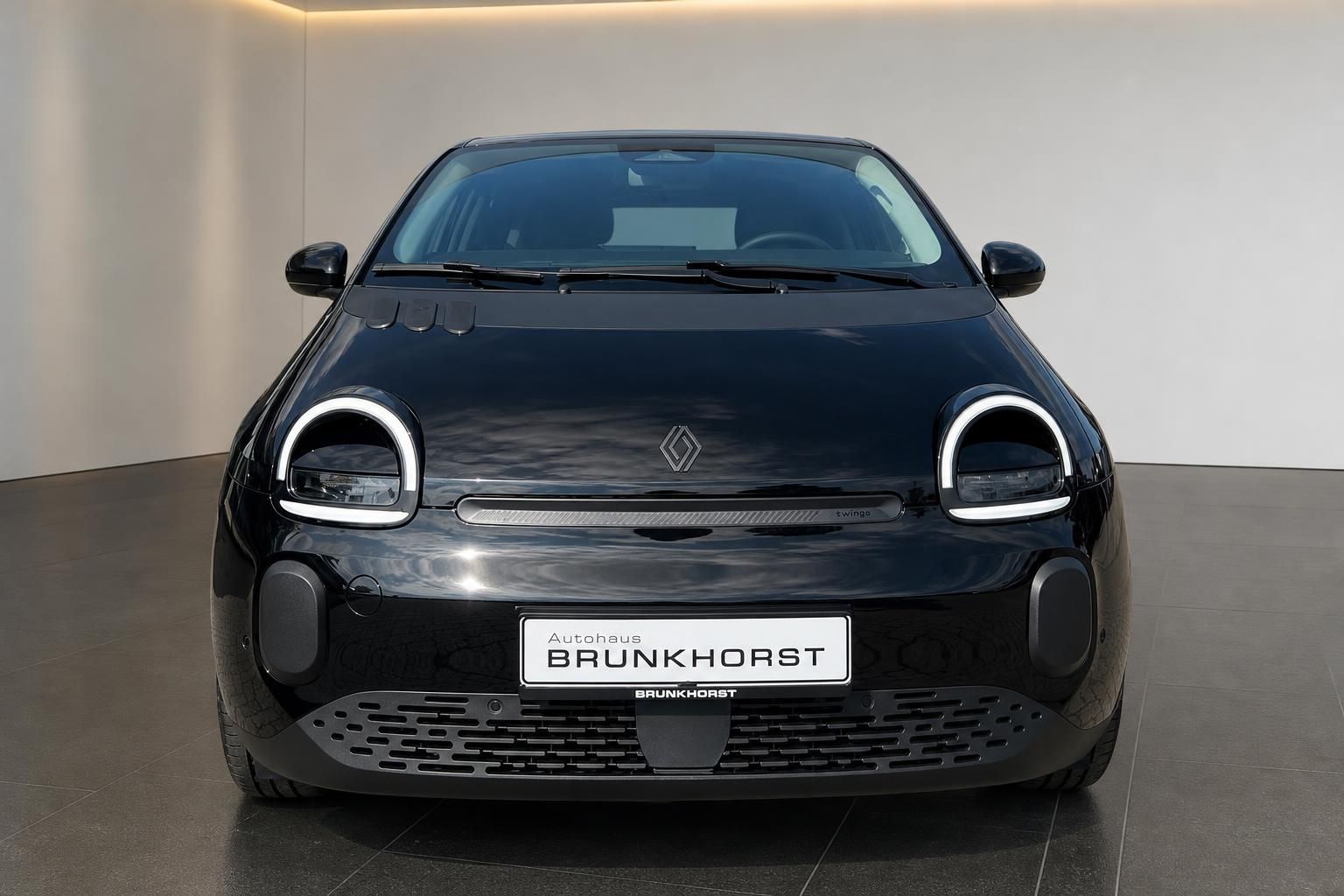 Renault Twingo Frontansicht schwarz mit charakteristischen LED-Scheinwerfern und Renault Logo