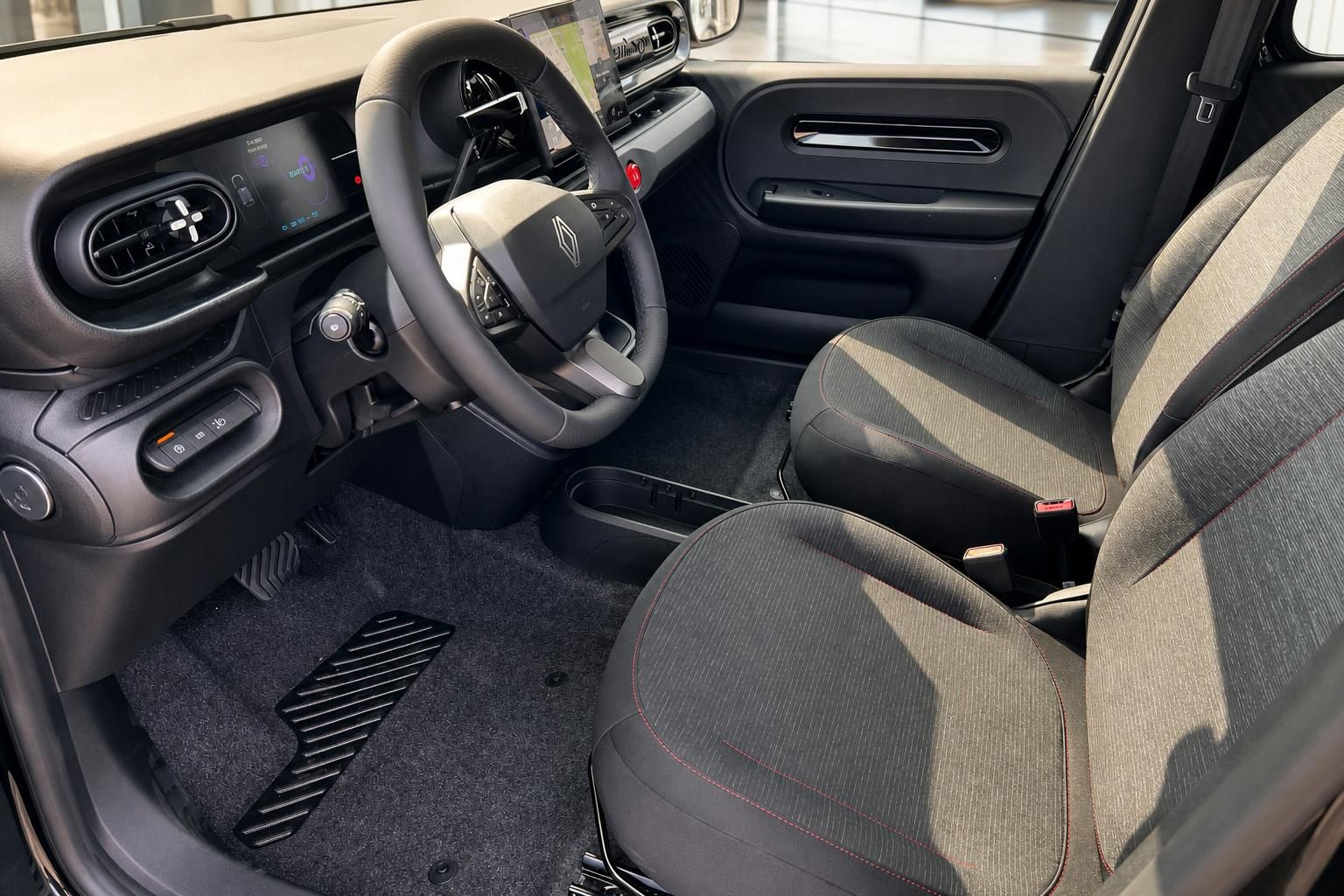 Renault Twingo Innenraum Fahrersitz mit Lenkrad, Armaturenbrett und Textilsitzen