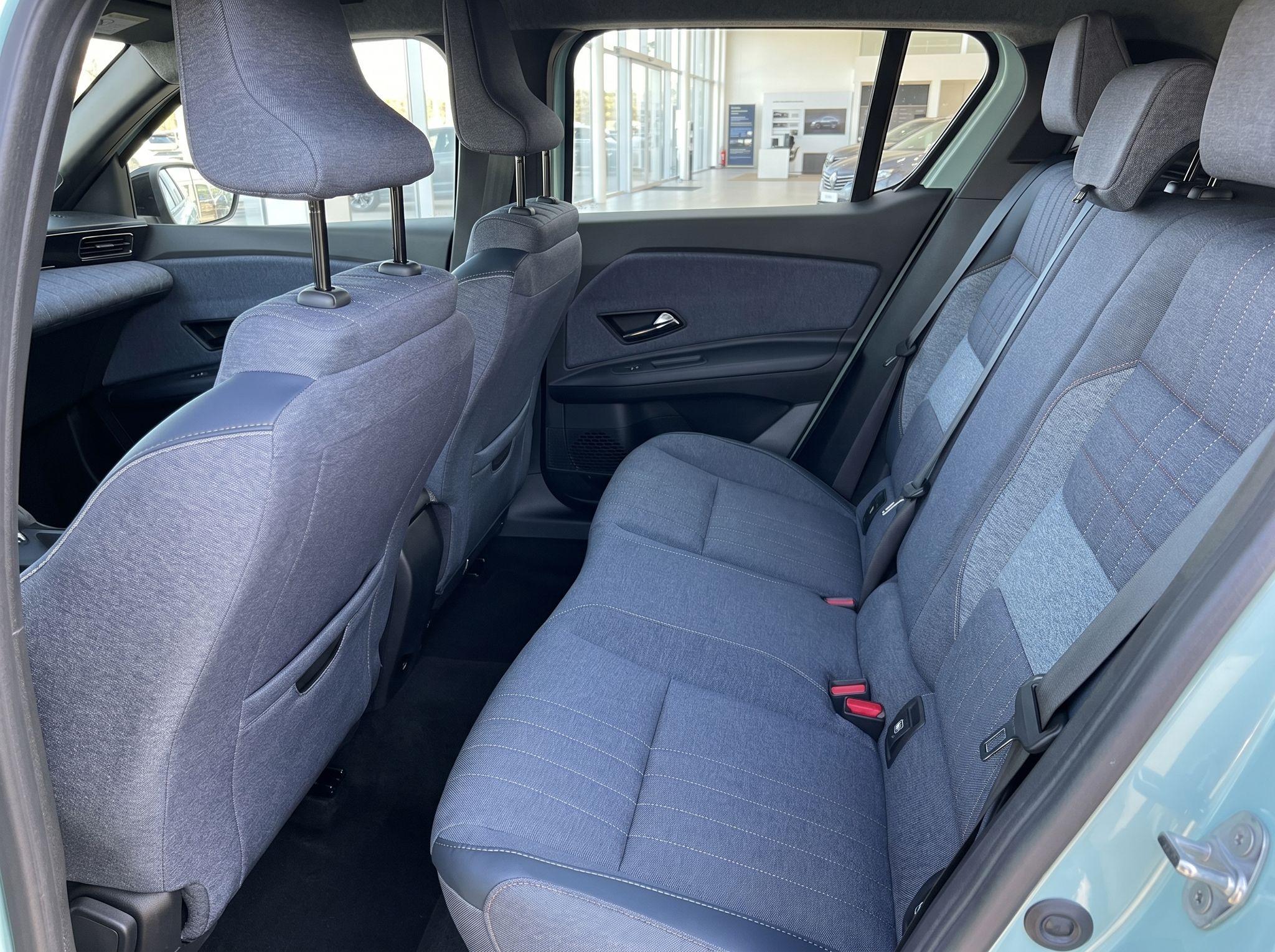 Renault Rücksitzbank mit grauer Polsterung und Kopfstützen - Fondsitze Detail