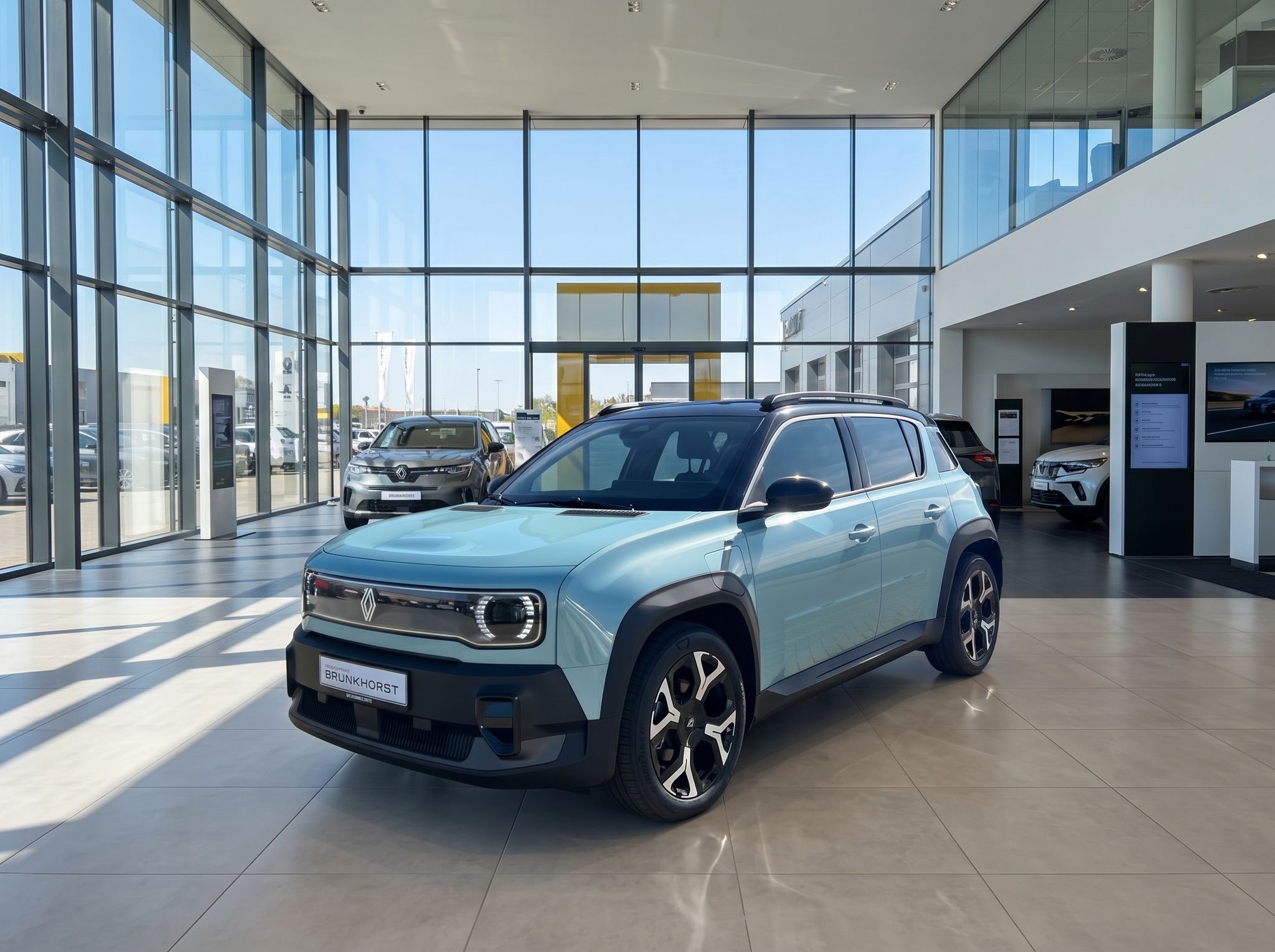 Renault 4 E-Tech Electric in hellblau im Autohaus Showroom - Dreiviertel-Ansicht von vorne