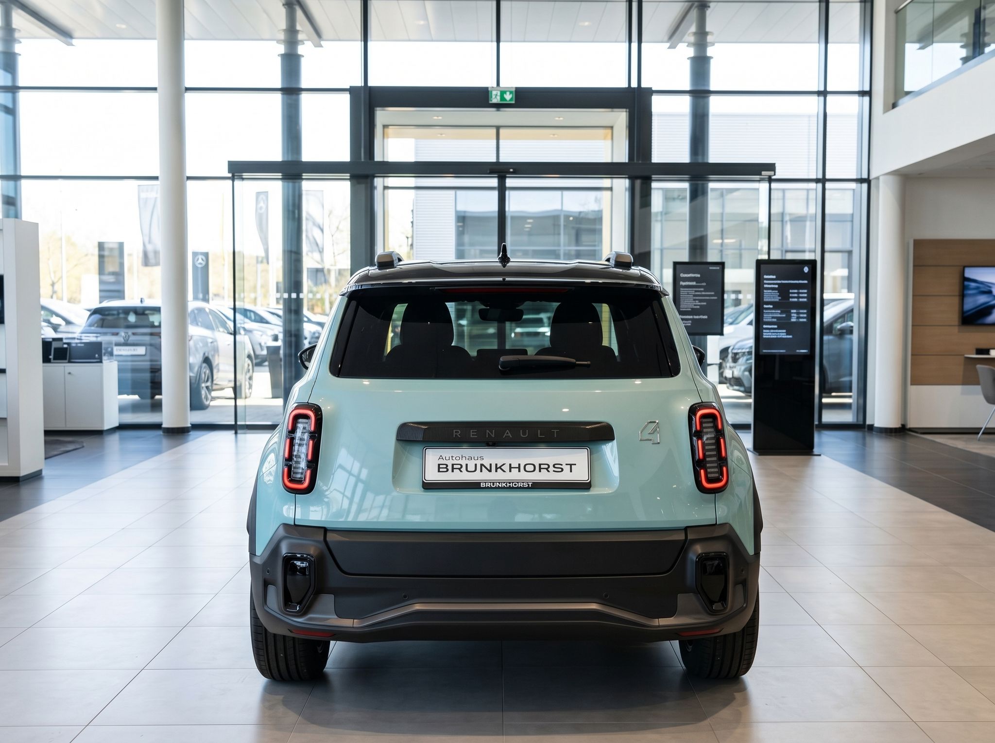 Renault 4 E-Tech Electric in hellblau - Heckansicht im Autohaus mit Kennzeichen BRUNKHORST