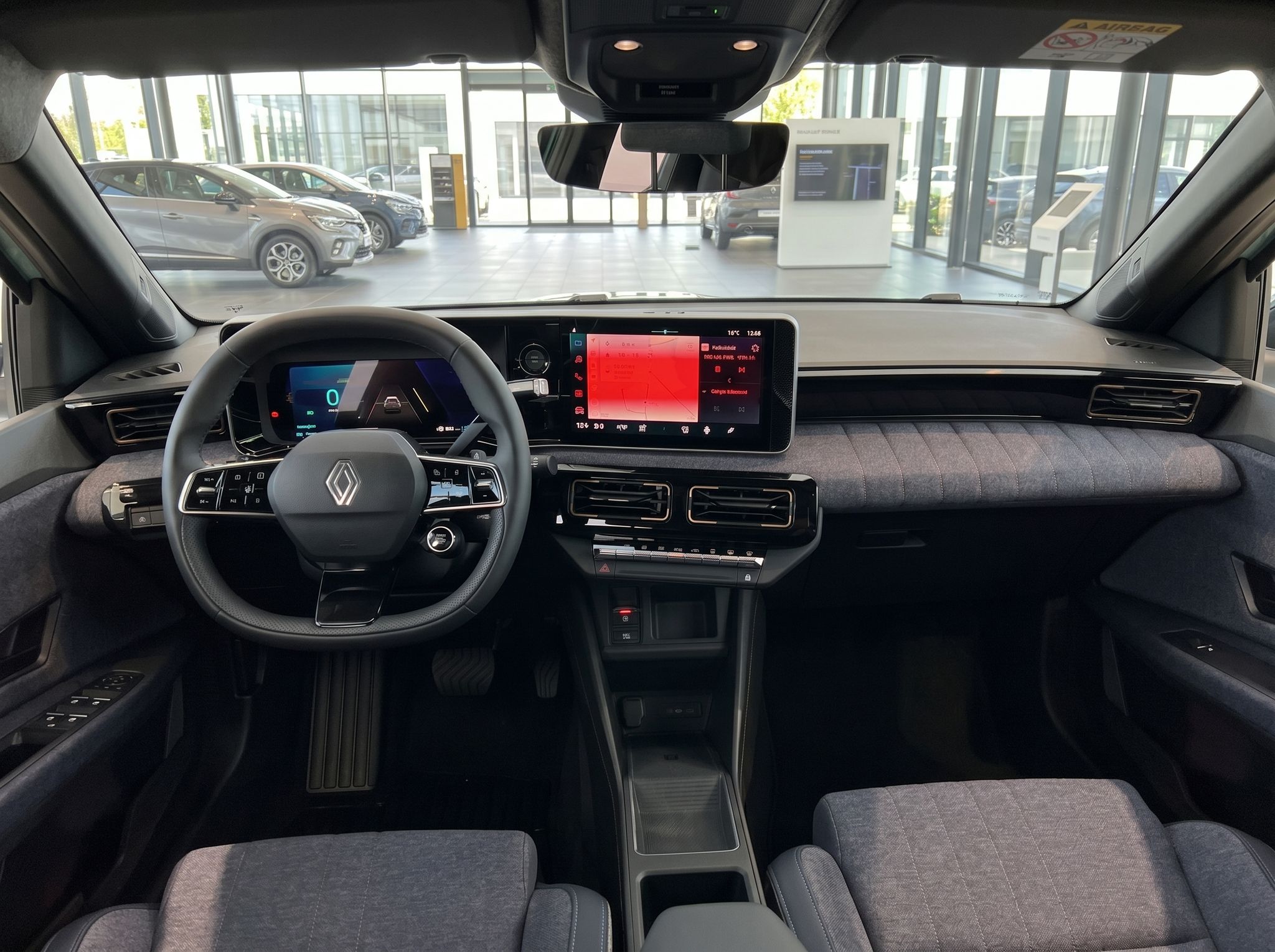 Renault Innenraum mit digitalem Cockpit und modernem Infotainmentsystem - Armaturenbrett Detail