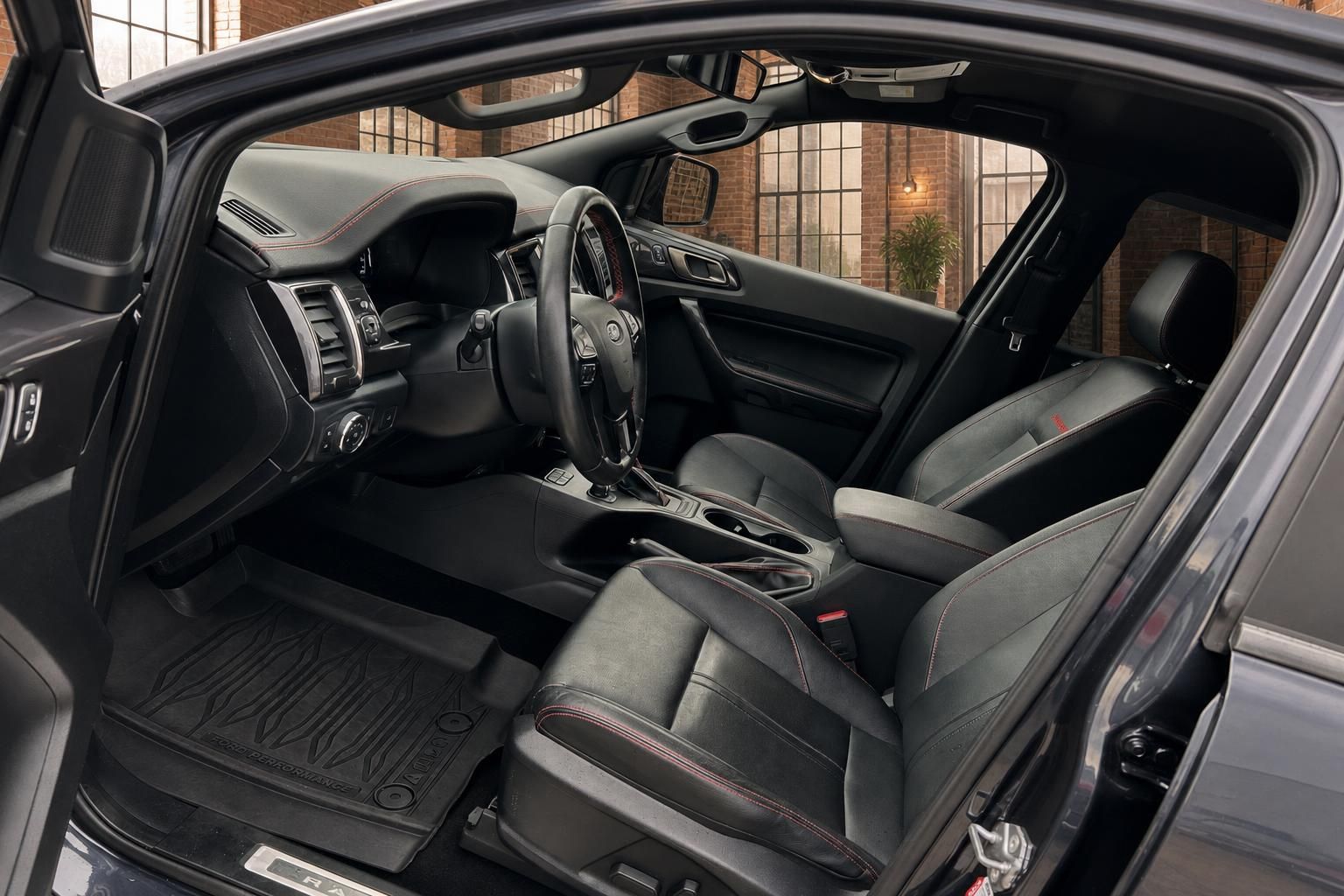 Ford Ranger Innenraum mit schwarzen Ledersitzen und Cockpit Ansicht