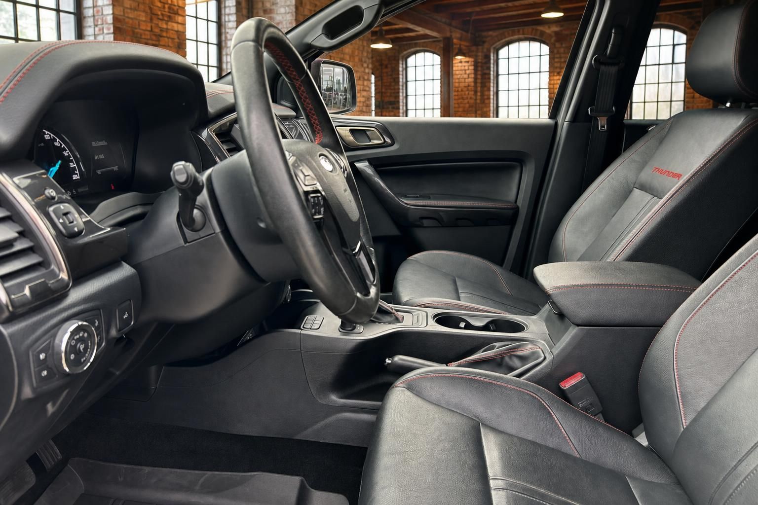 Ford Ranger Thunder Innenraum mit schwarzen Ledersitzen und roten Ziernaehten