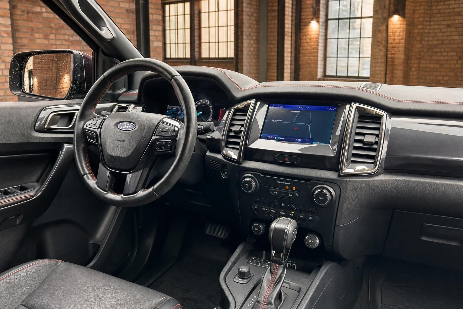 Ford Ranger Armaturenbrett mit Touchscreen Navigation und Lenkrad im Detail