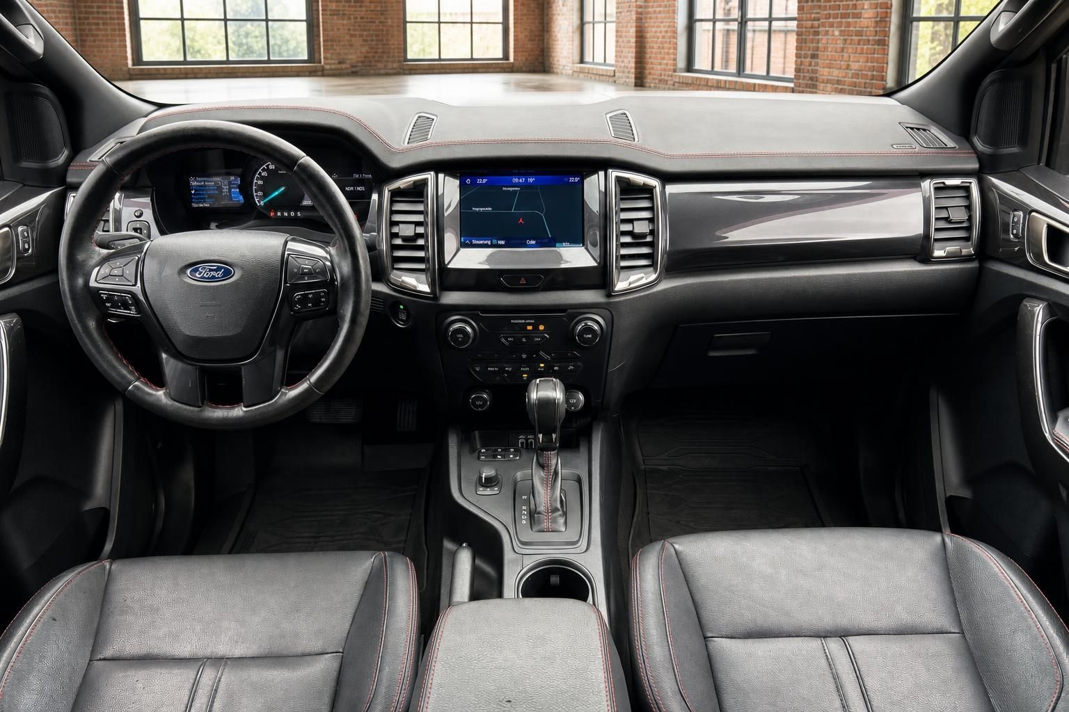 Ford Ranger Cockpit mit Lenkrad, Navigationssystem und Automatikschaltung