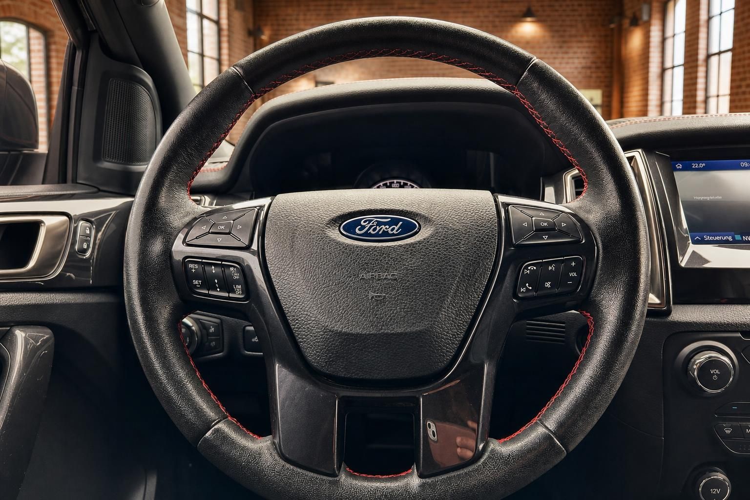 Ford Ranger Lenkrad Nahaufnahme mit Ford Logo und Multifunktionstasten