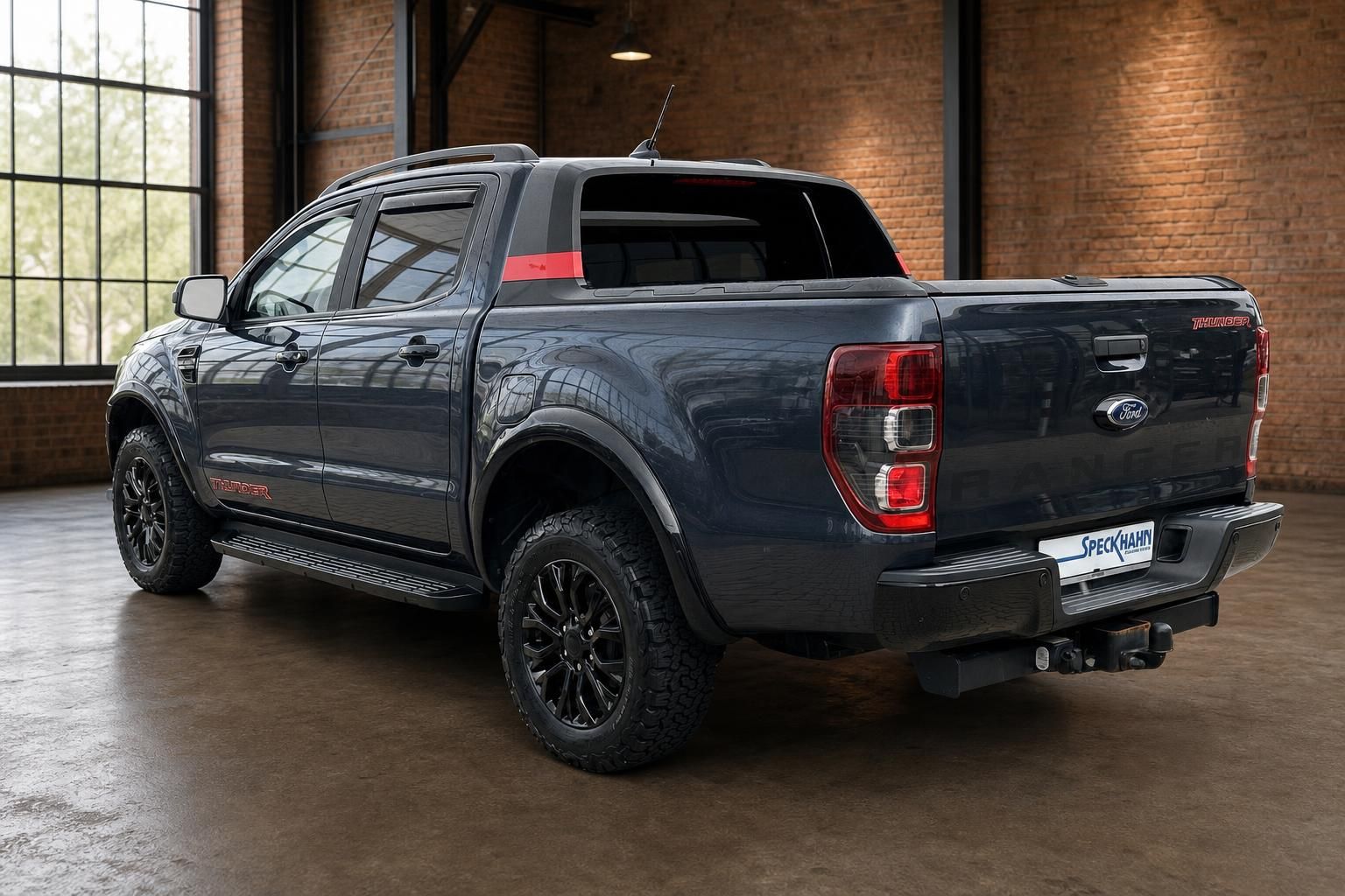 Ford Ranger Thunder blau Heckansicht seitlich mit schwarzen Alufelgen