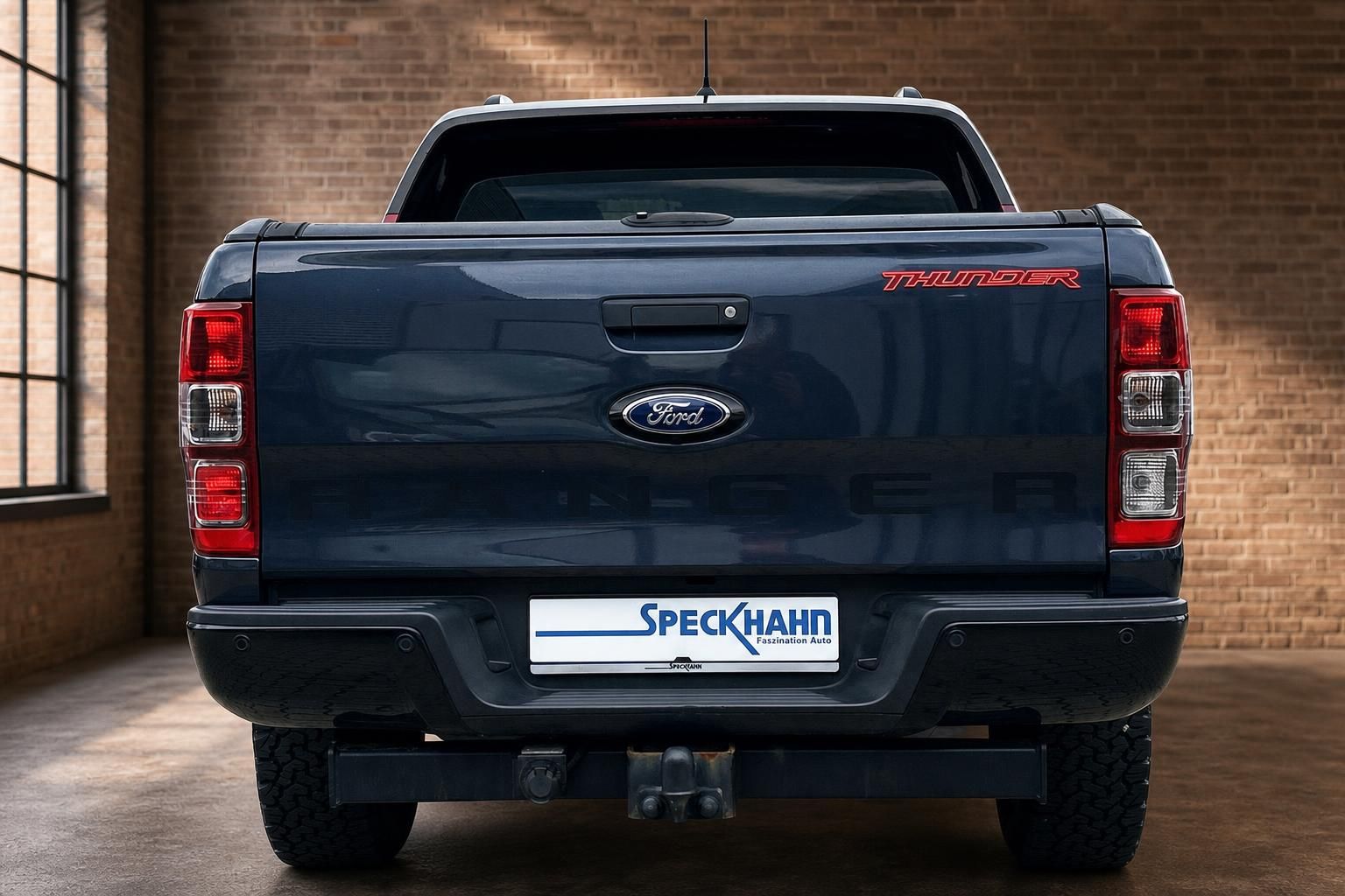 Ford Ranger Thunder blau Heckansicht frontal mit Ford Logo und Anhaengerkupplung