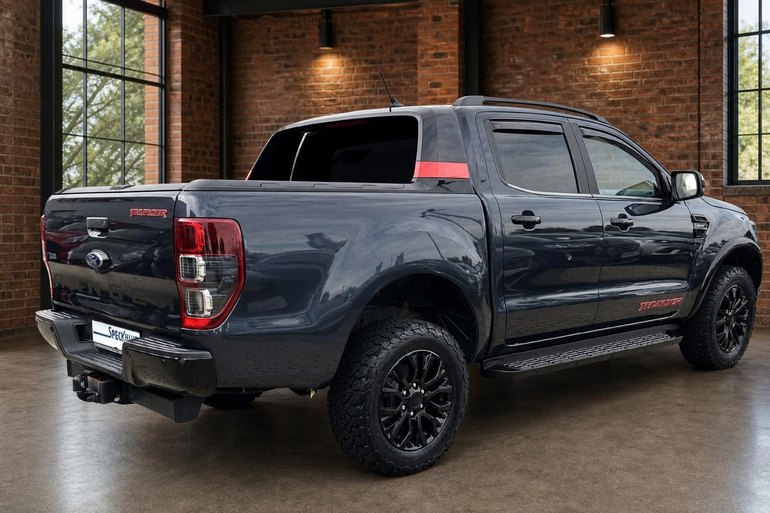 Ford Ranger Thunder grau Heckansicht seitlich mit Anhaengerkupplung und Ladeflaeche
