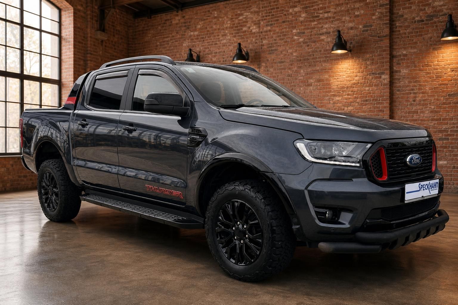 Ford Ranger Thunder grau Frontansicht schraeg mit rotem Kuehlergrill Design