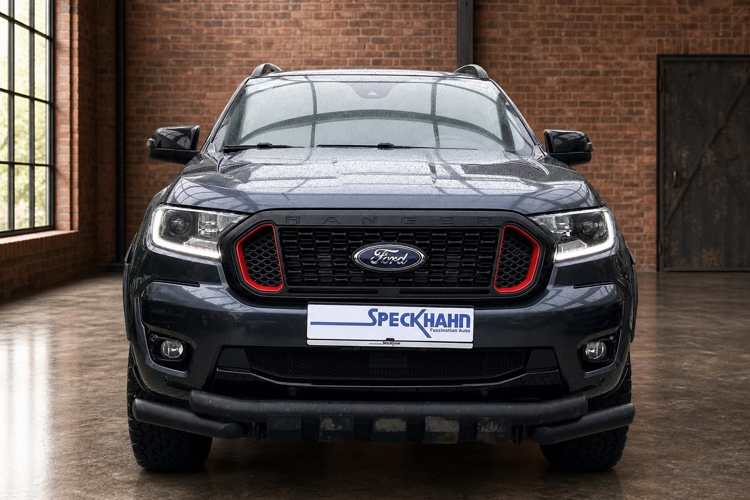 Ford Ranger Frontansicht mit rot abgesetztem Kuehlergrill in Industriehalle