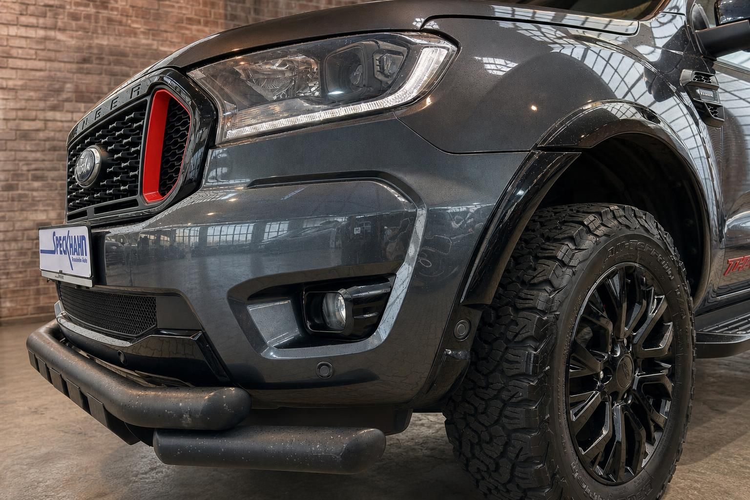 Ford Ranger Frontpartie Detail mit Kuehlergrill und schwarzen Alufelgen