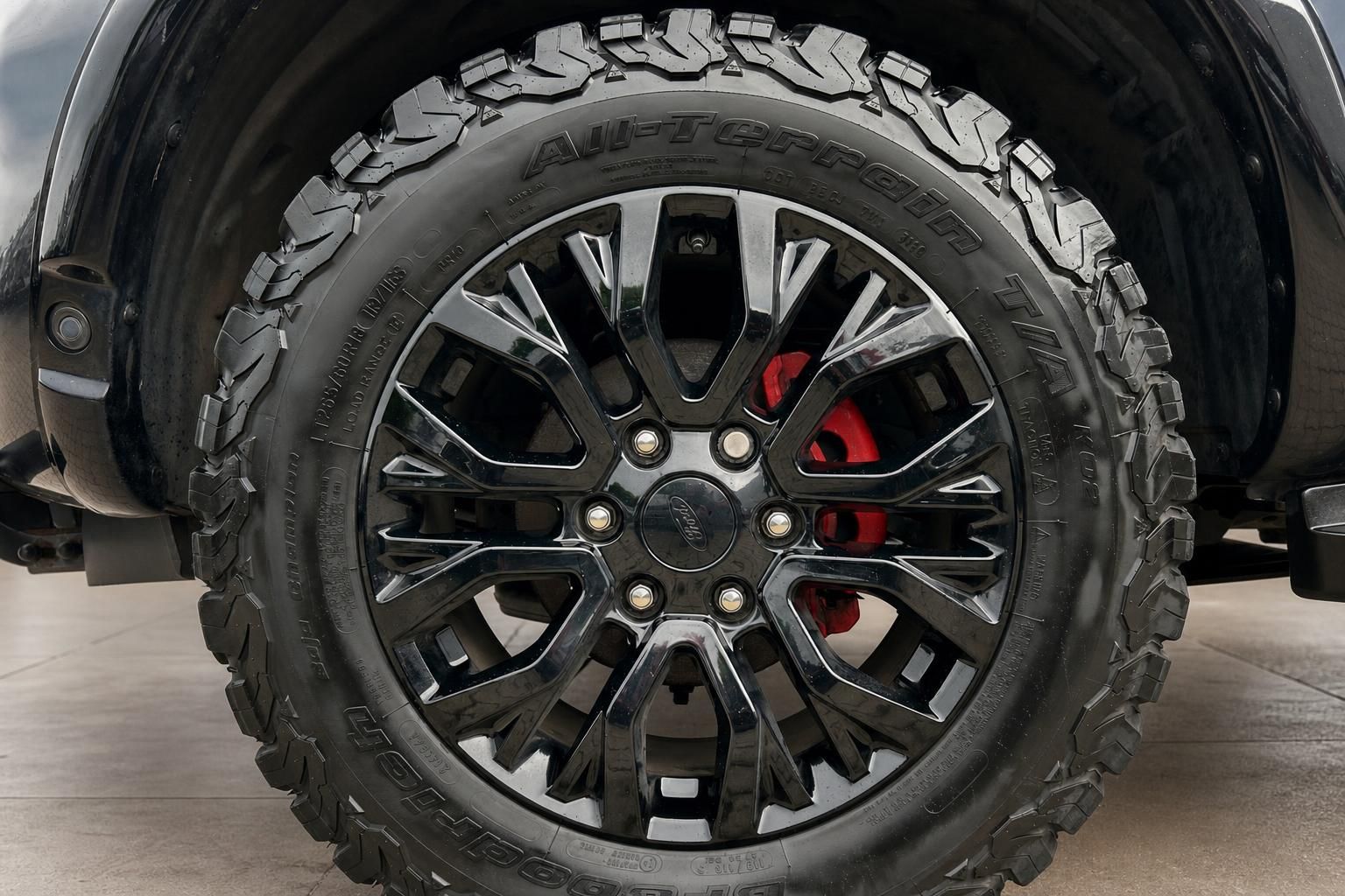 Ford Ranger Felge im Detail mit roten Bremssaetteln und Allterrain Reifen