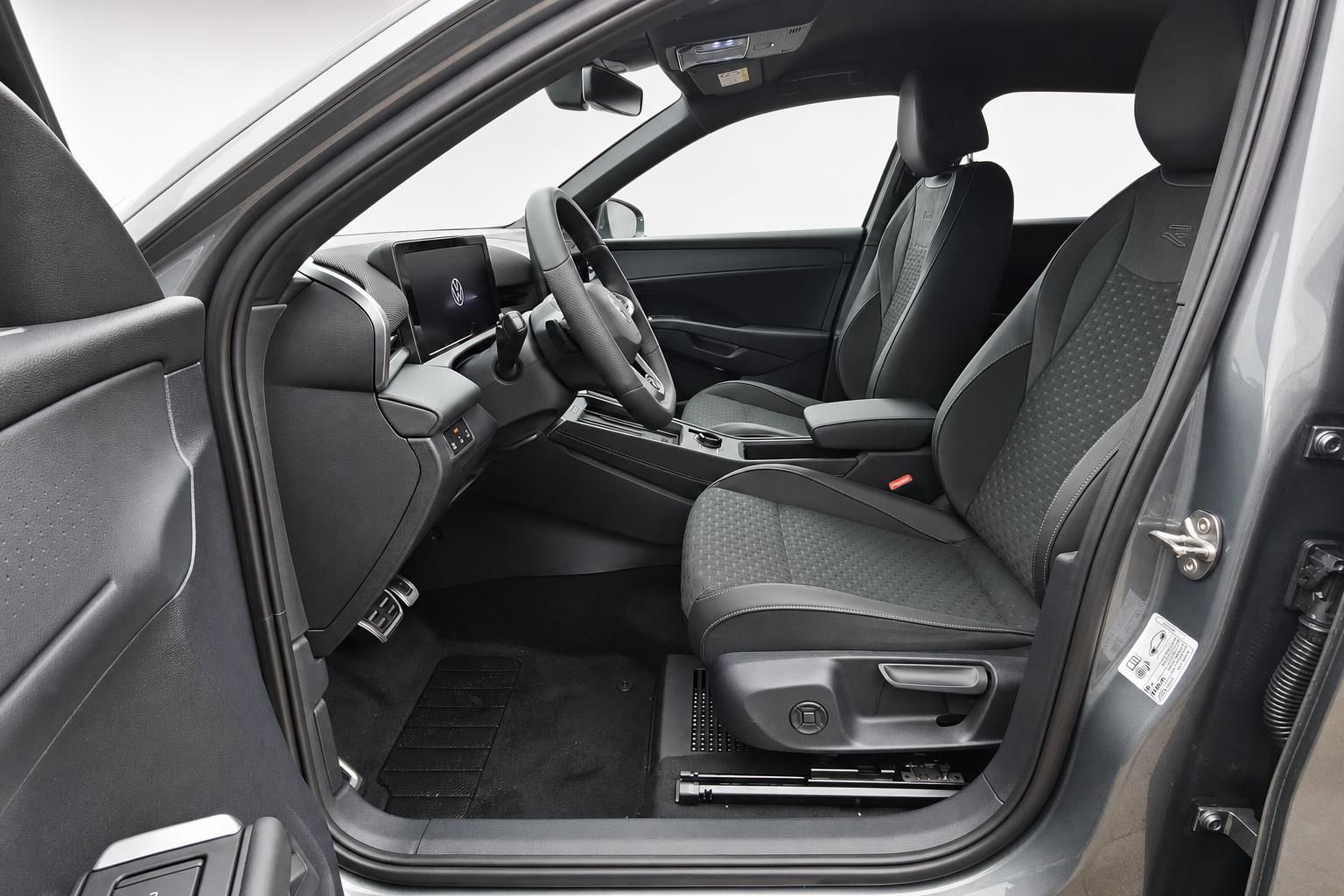 VW T-Roc Innenraum: Blick auf Cockpit und Vordersitze in Schwarz