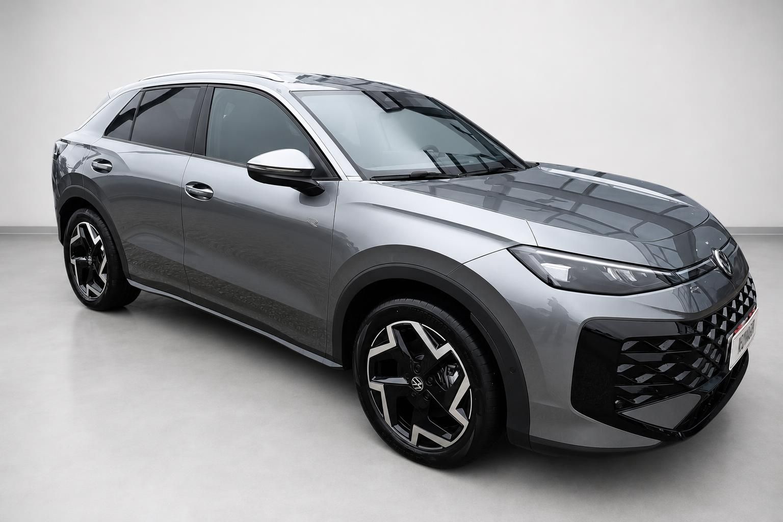 VW T-Roc R-Line grau, Front-Seitenansicht Studioaufnahme