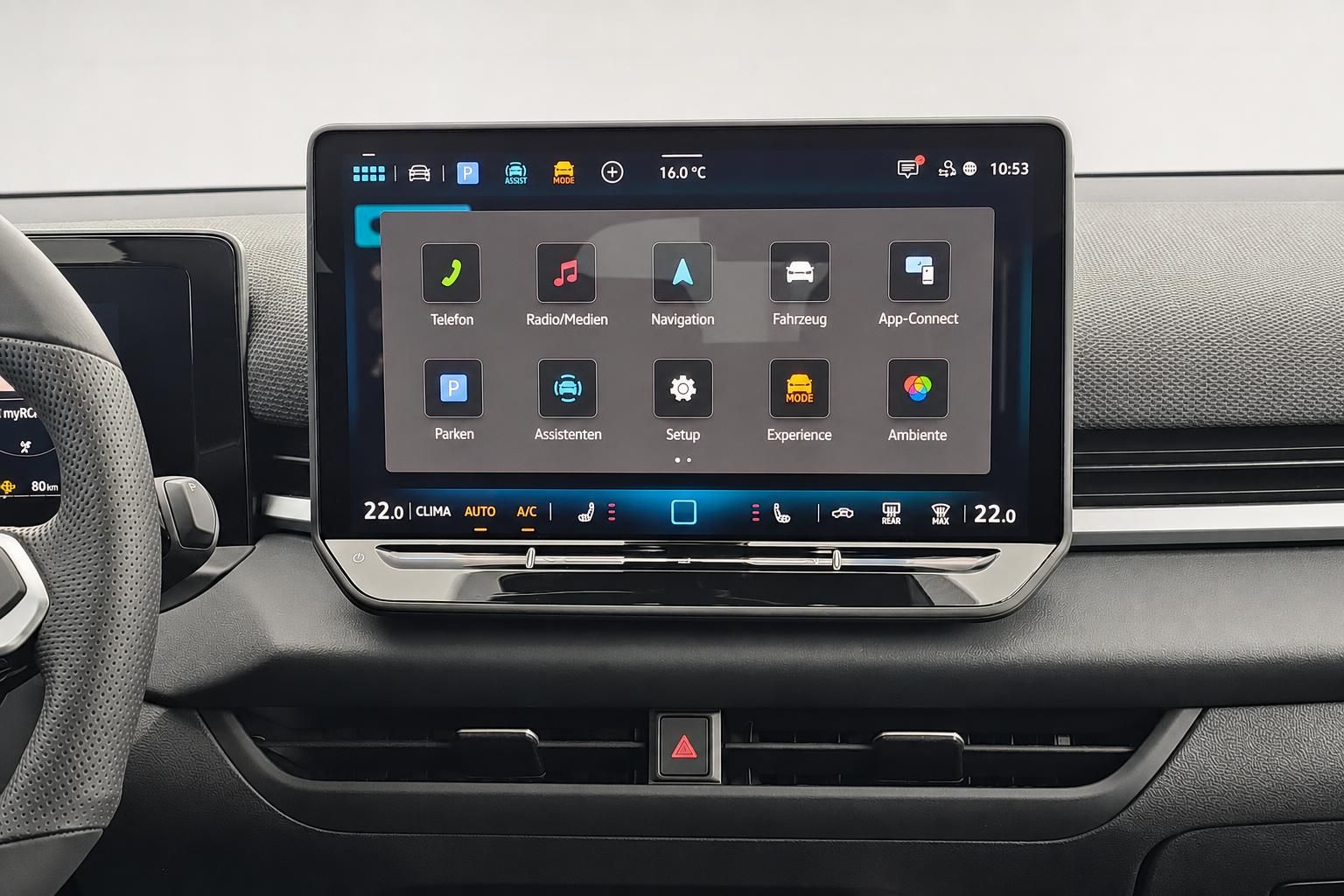 VW Infotainment-Touchscreen mit Menüsymbolen und Klimaanzeige im Detail