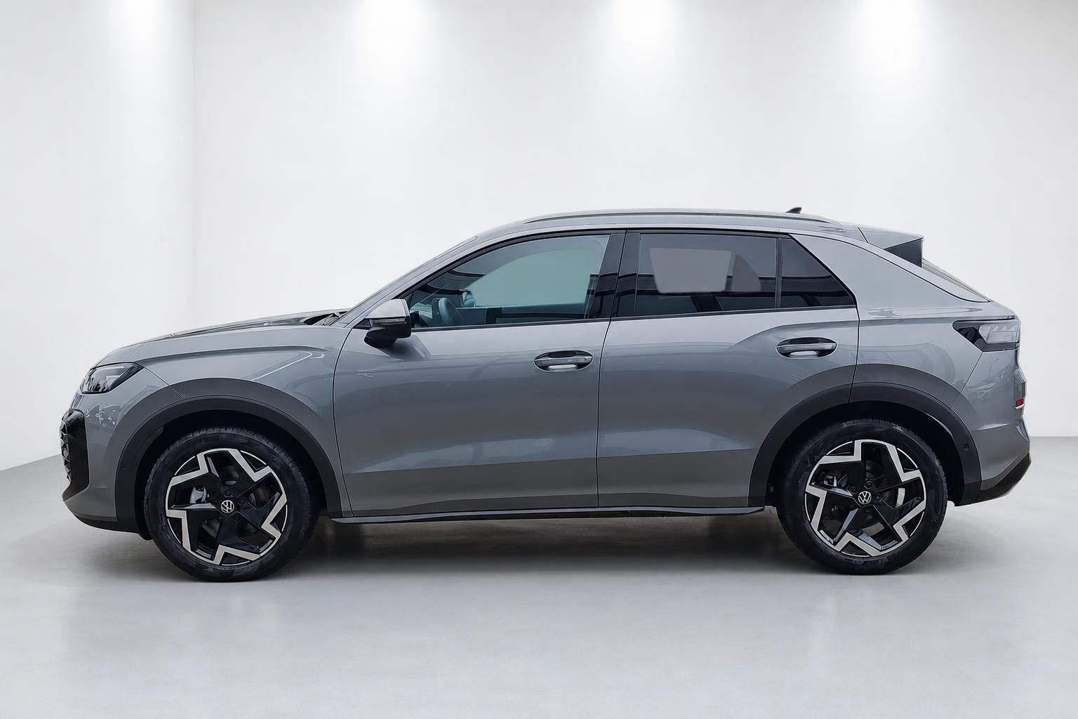 VW T-Roc R-Line grau, Seitenansicht im Studio fotografiert
