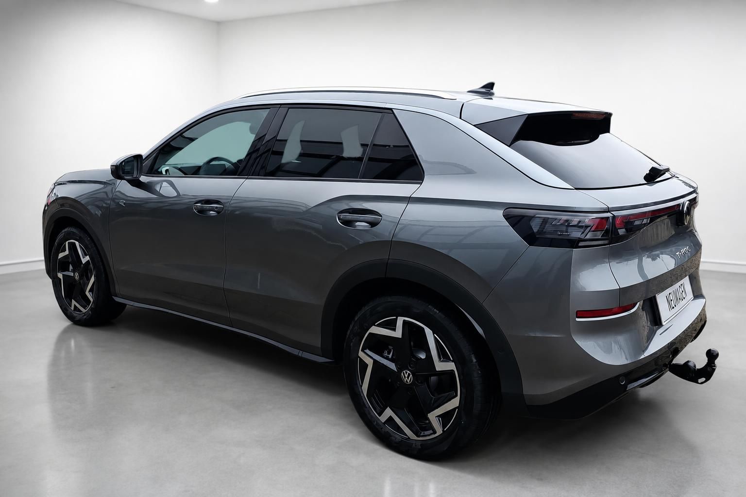VW T-Roc R-Line grau, Heckansicht mit Anhaengerkupplung