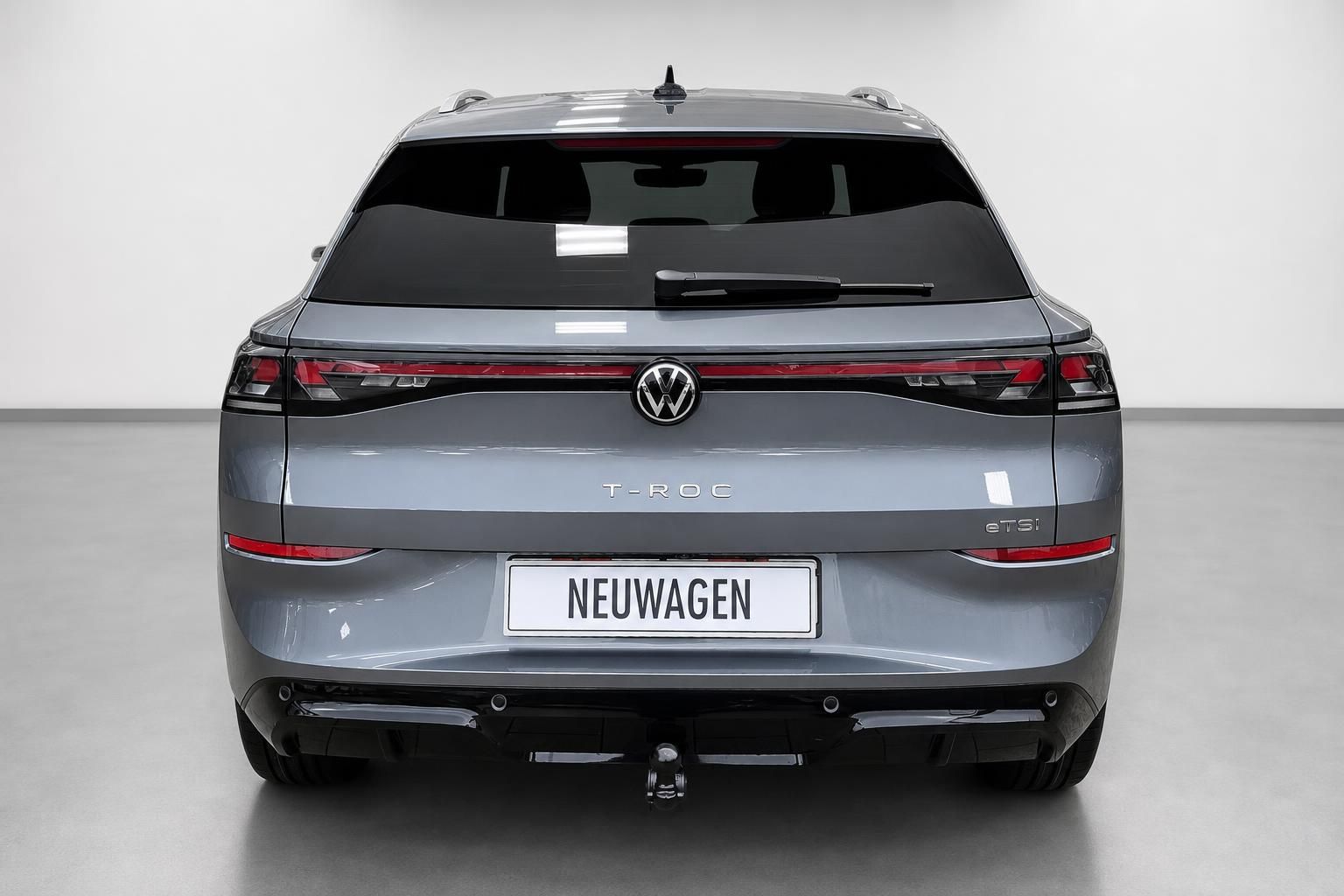 VW T-Roc eTSI in Grau: Heckansicht im Studio mit LED-Rueckleuchten
