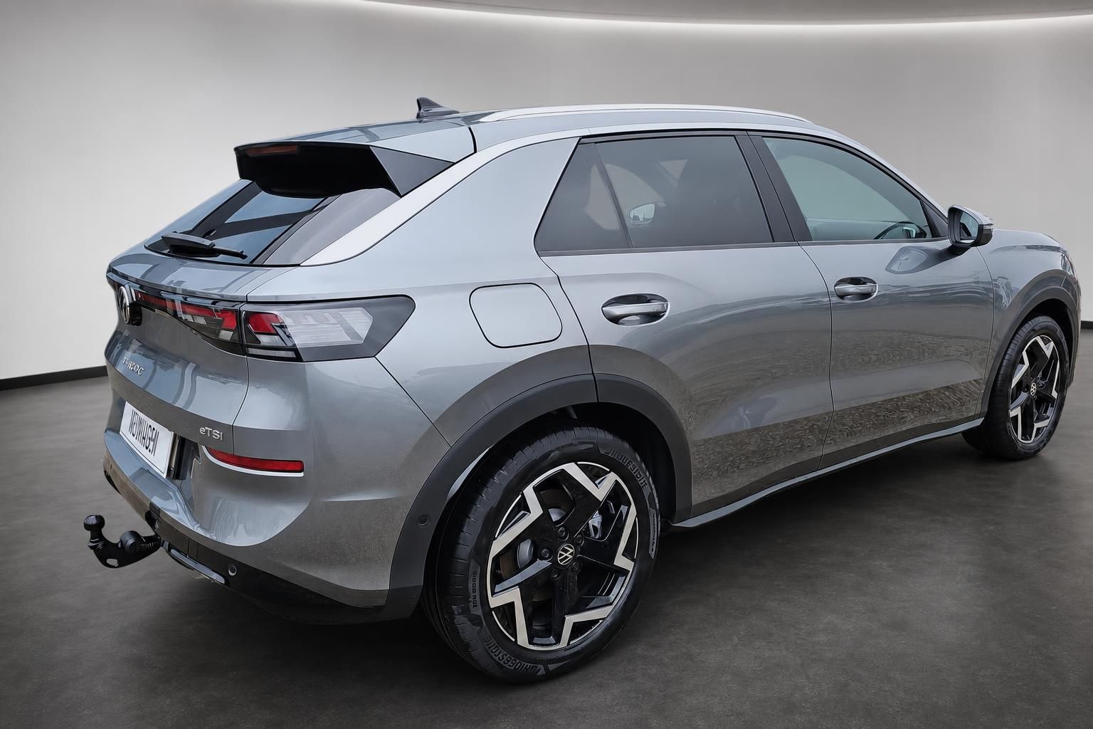 VW T-Roc eTSI Grau: Heck- und Seitenansicht mit Anhaengerkupplung