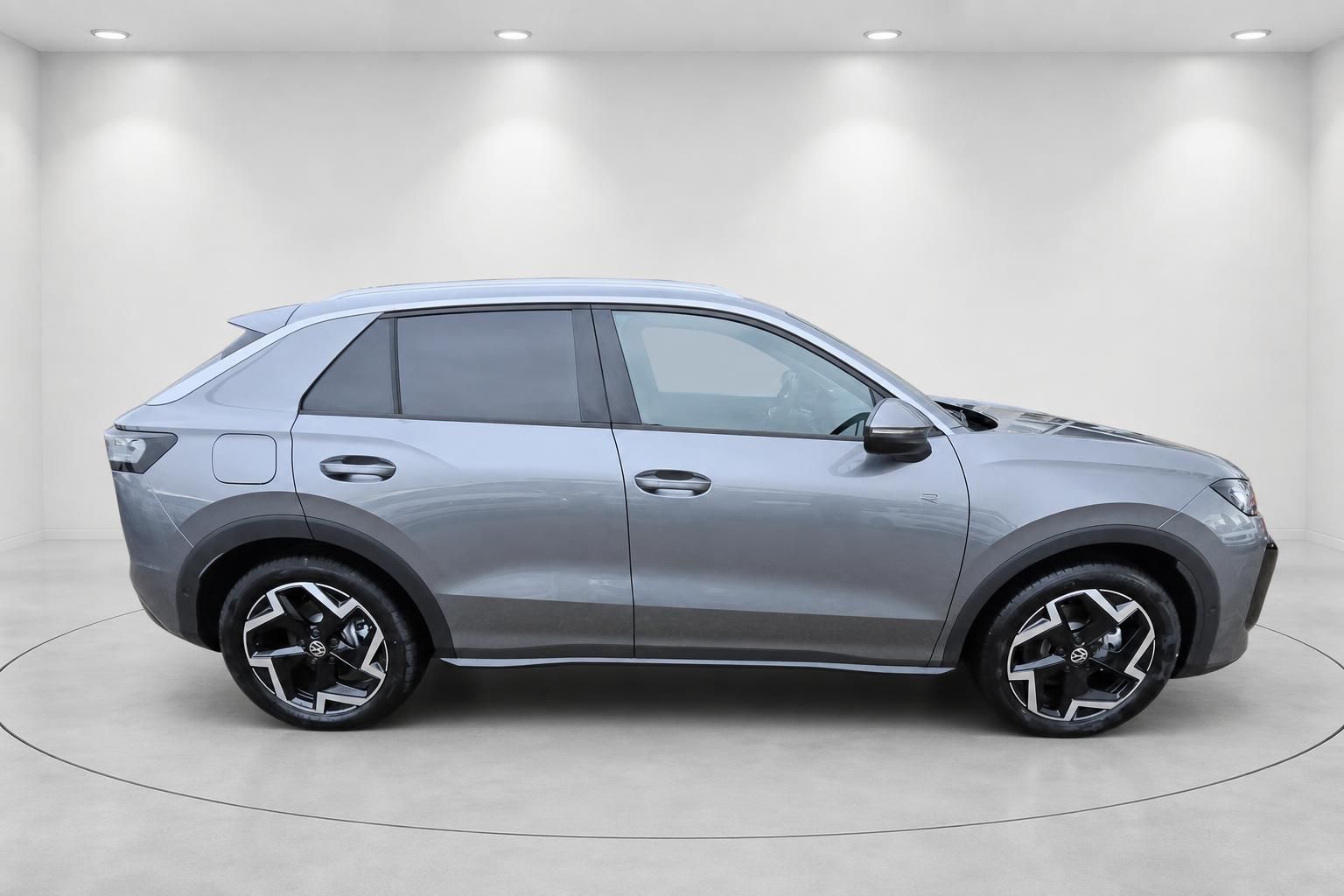 VW T-Roc in Silber: Seitenansicht im Fotostudio, Profilfoto