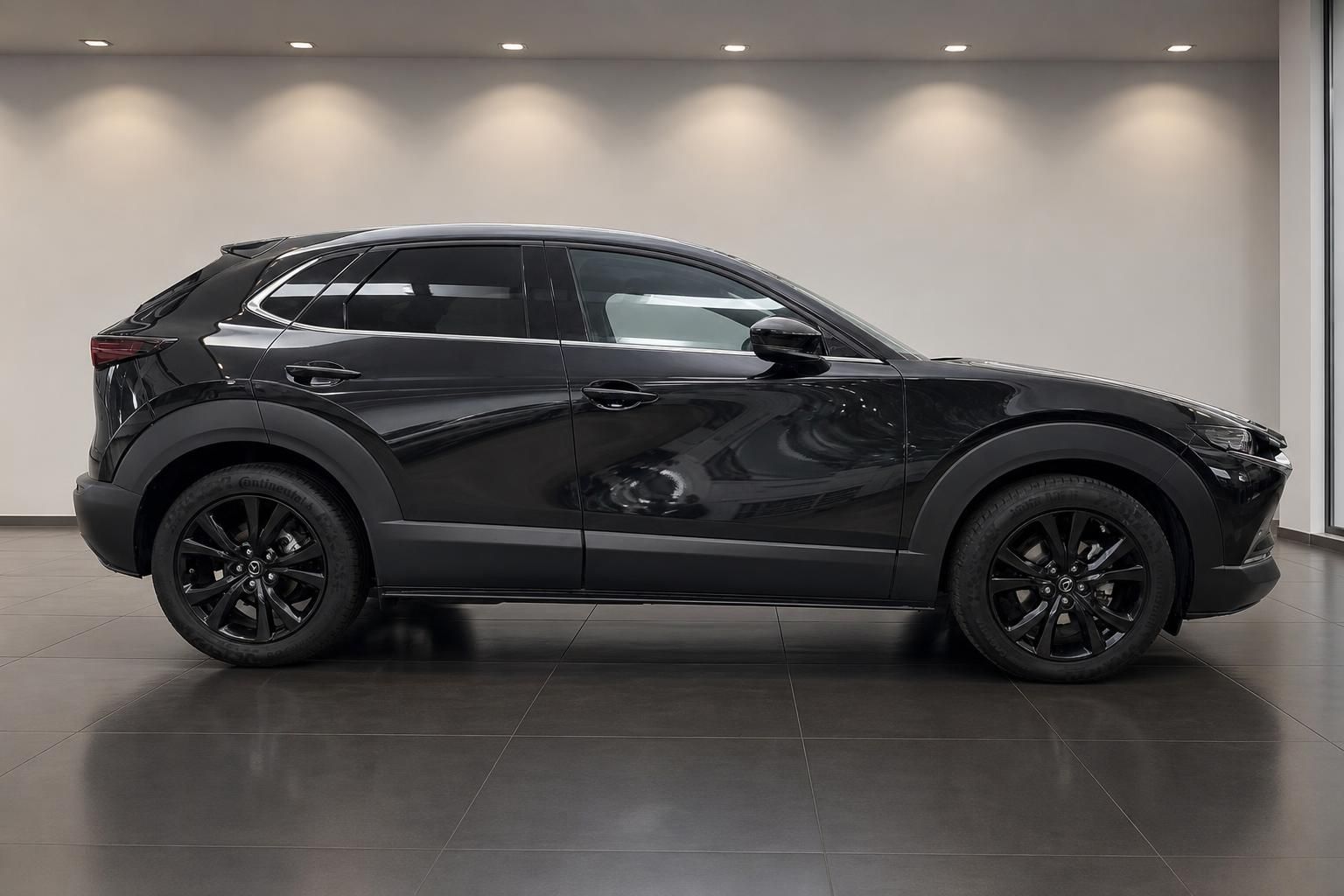 Mazda CX-30 schwarz Seitenansicht im Showroom