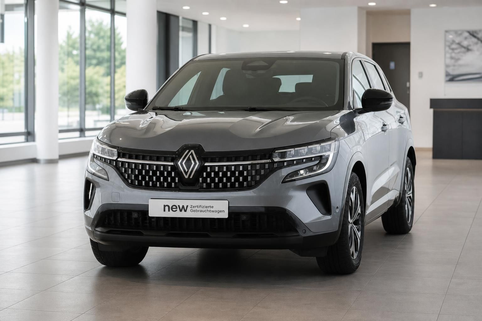 Renault SUV Frontansicht in Silber mit charakteristischem Kühlergrill und LED-Scheinwerfern