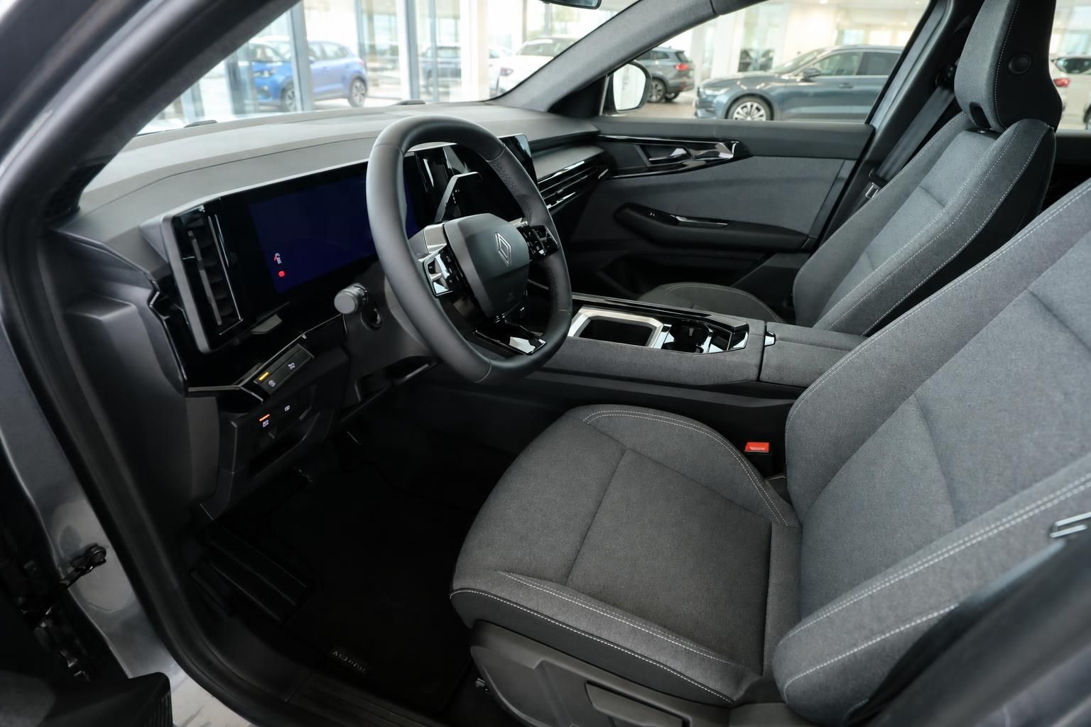 Renault Fahrzeuginnenraum mit dunklen Sitzen, digitalem Cockpit und modernem Armaturenbrett