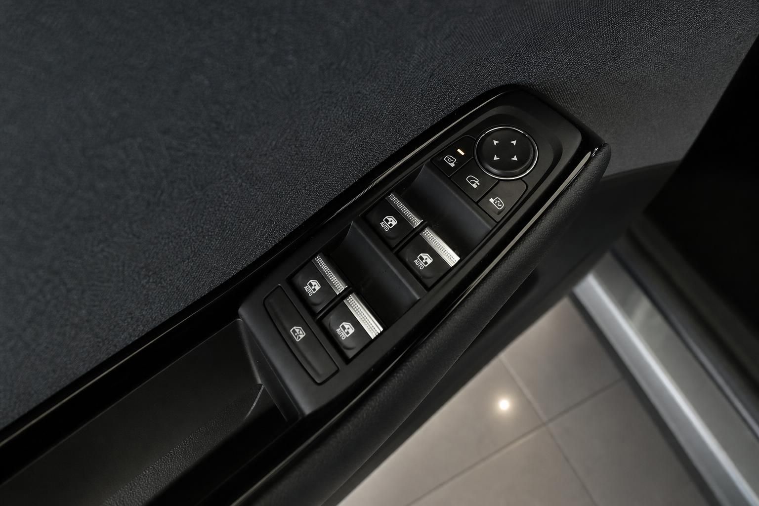 Detailaufnahme der Fensterheber-Bedienelemente in der Fahrertuertafel mit Spiegelverstellung