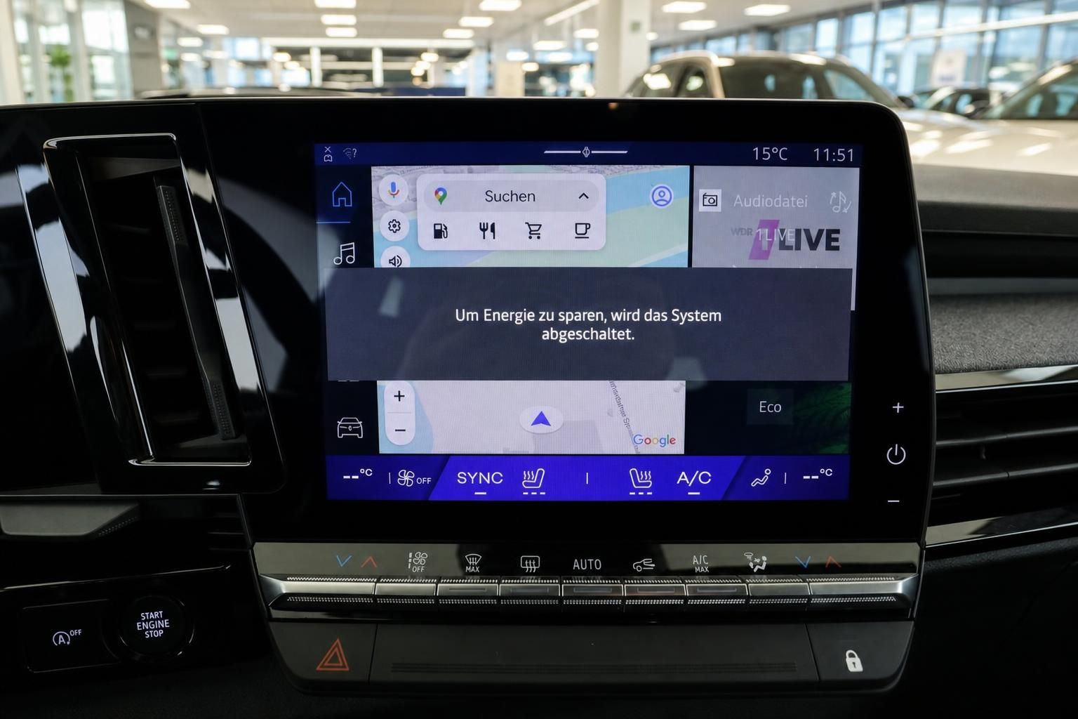 Touchscreen-Display mit Infotainment-System und Klimasteuerung im Fahrzeug-Innenraum
