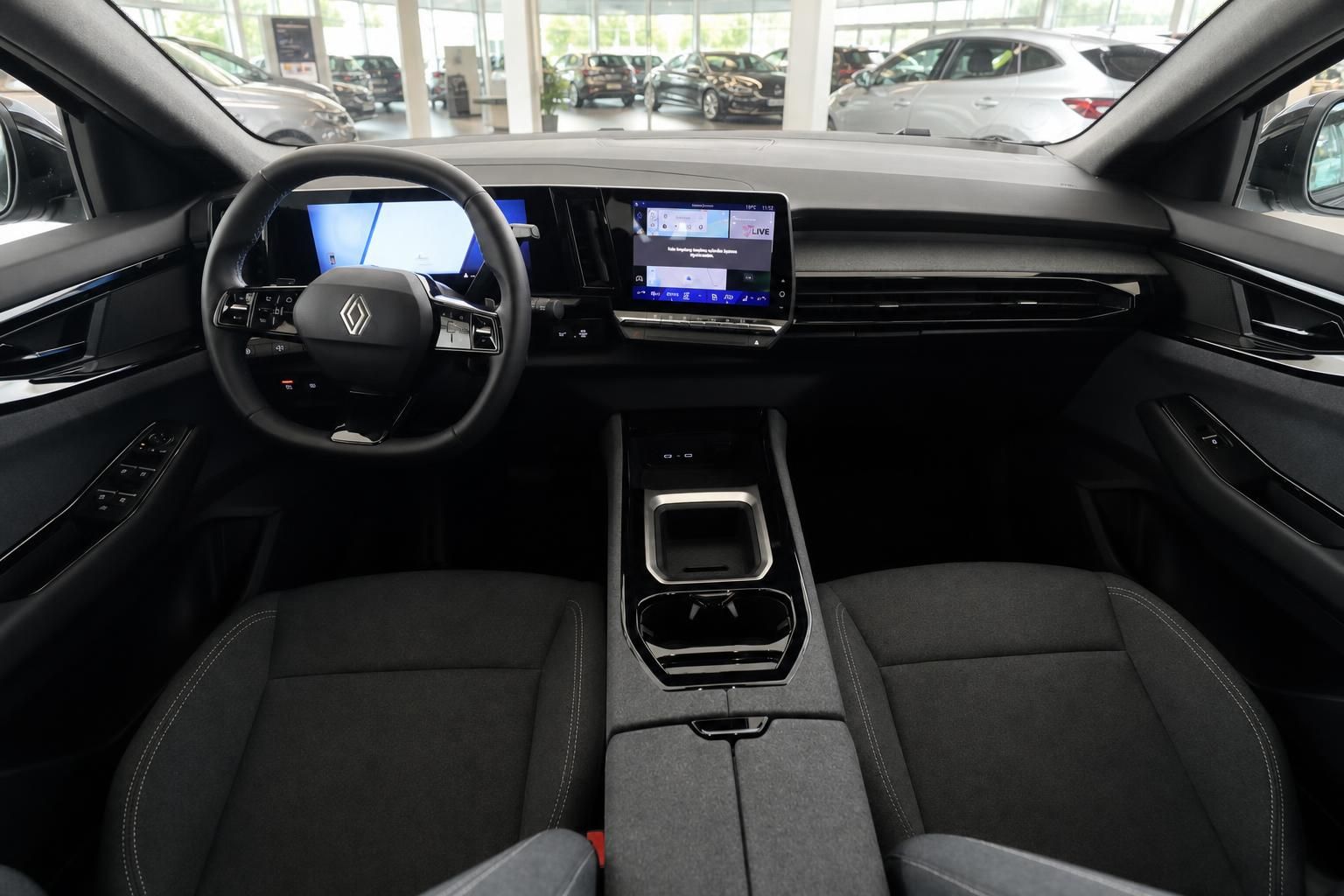 Renault Innenraum mit Lenkrad, Armaturenbrett und Touchscreen-Display in modernem Design