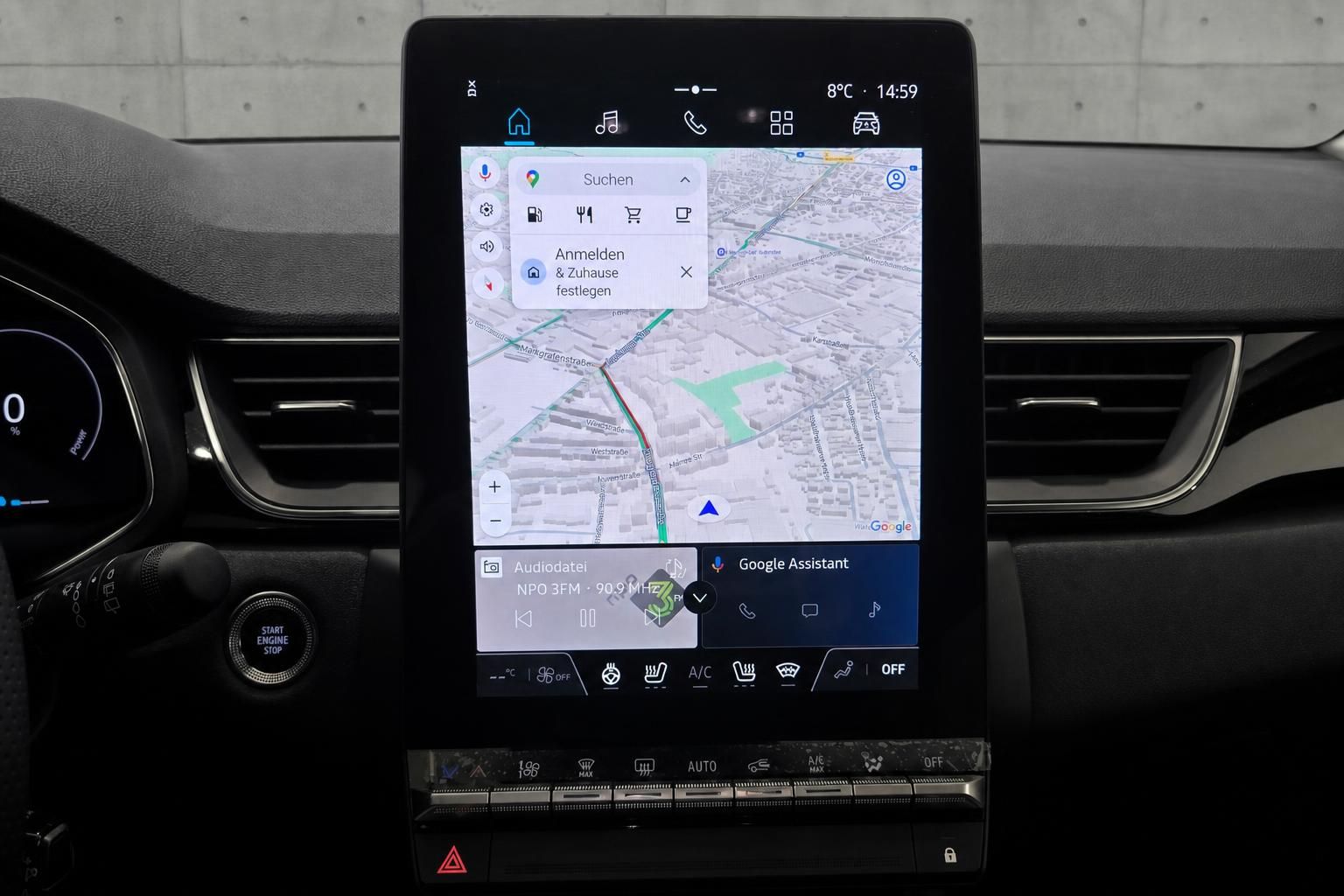 Infotainment-Touchscreen mit Google Maps Navigation im Auto