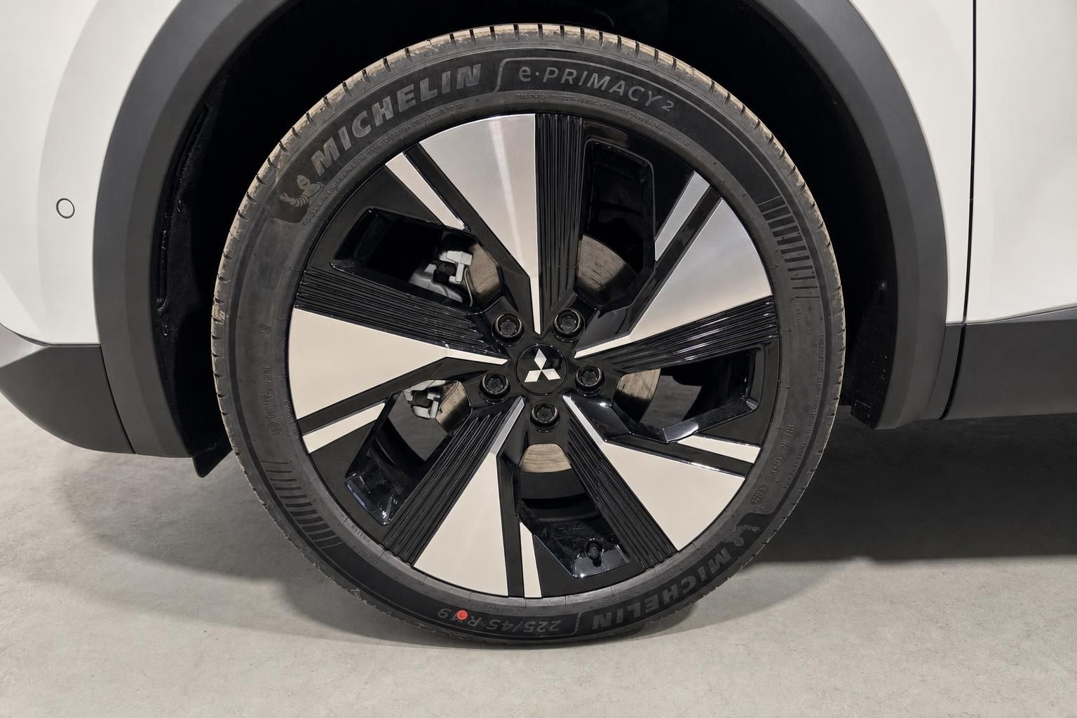 Mitsubishi Felge mit Michelin e-Primacy 2 Reifen im Nahaufnahme