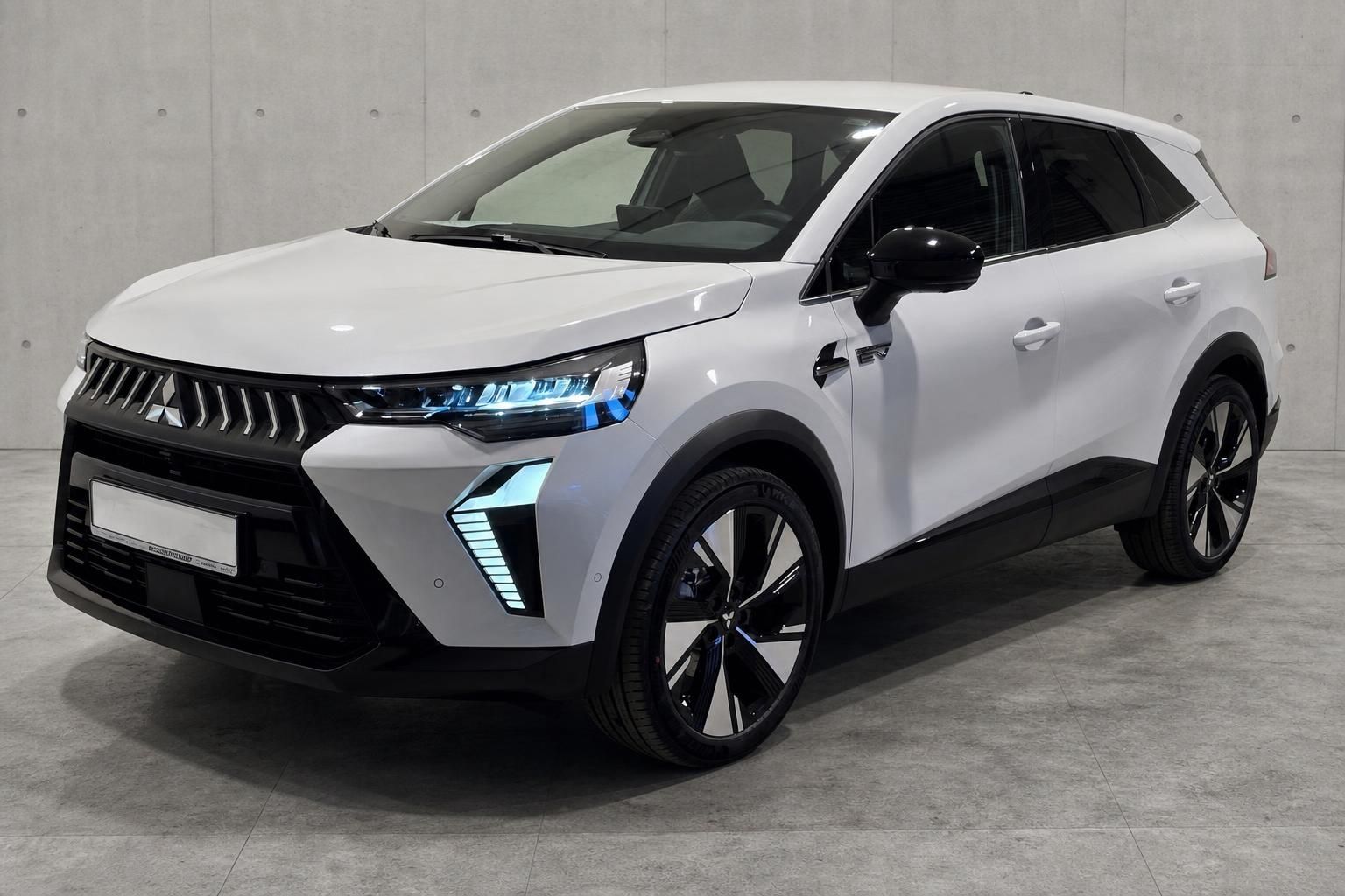 Mitsubishi SUV weiss Frontansicht mit LED-Scheinwerfern in Halle